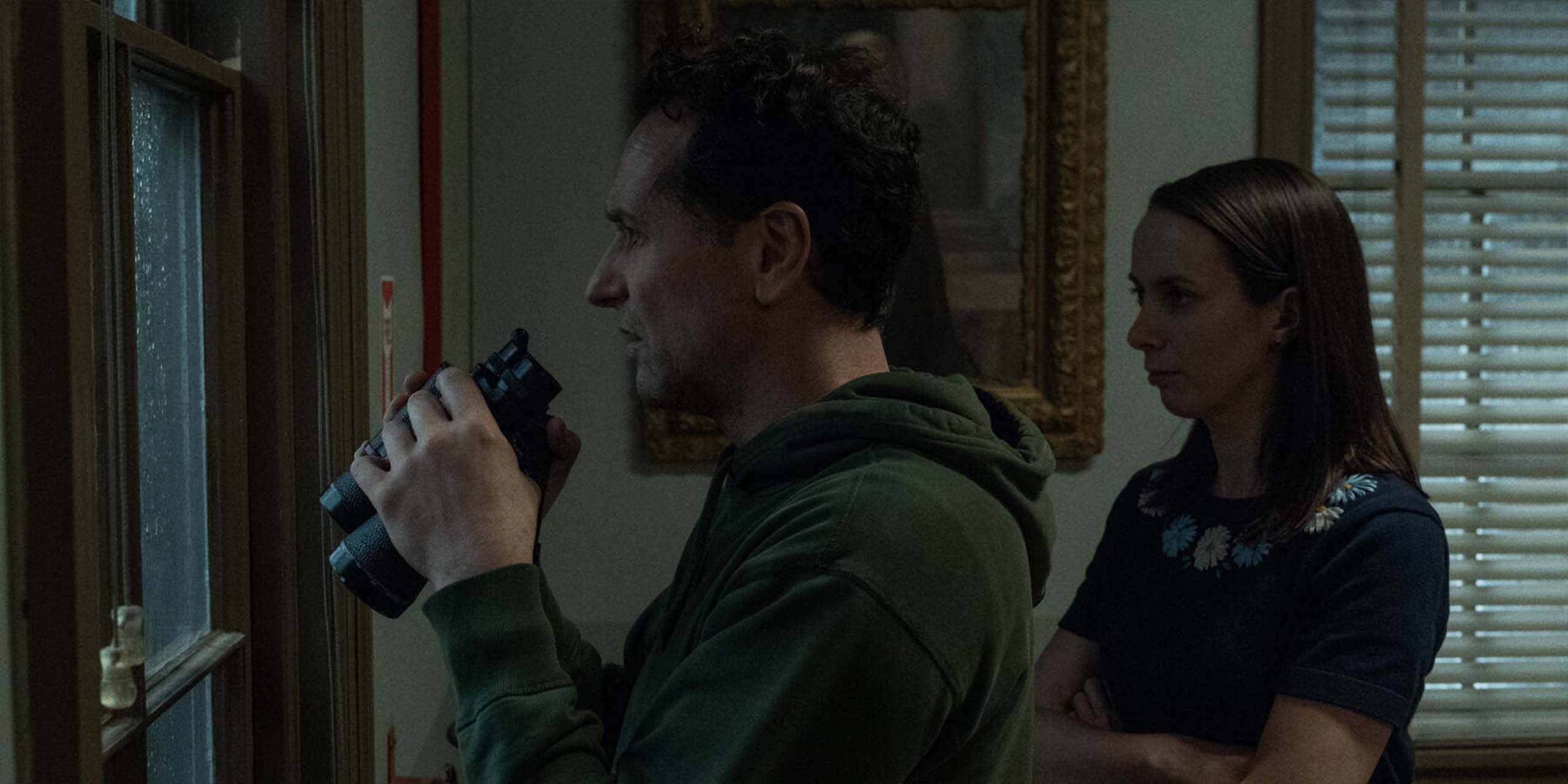 Matthew Rhys et Kate O’Flynn dans Widow’s Bay.