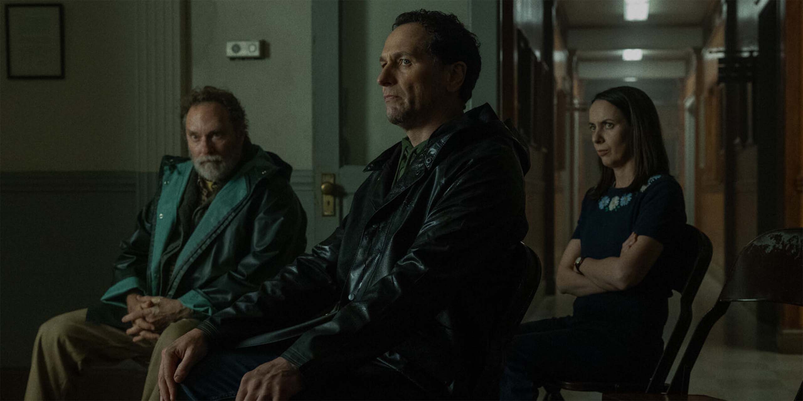 Stephen Root, Matthew Rhys et Kate O’Flynn dans Widow’s Bay.