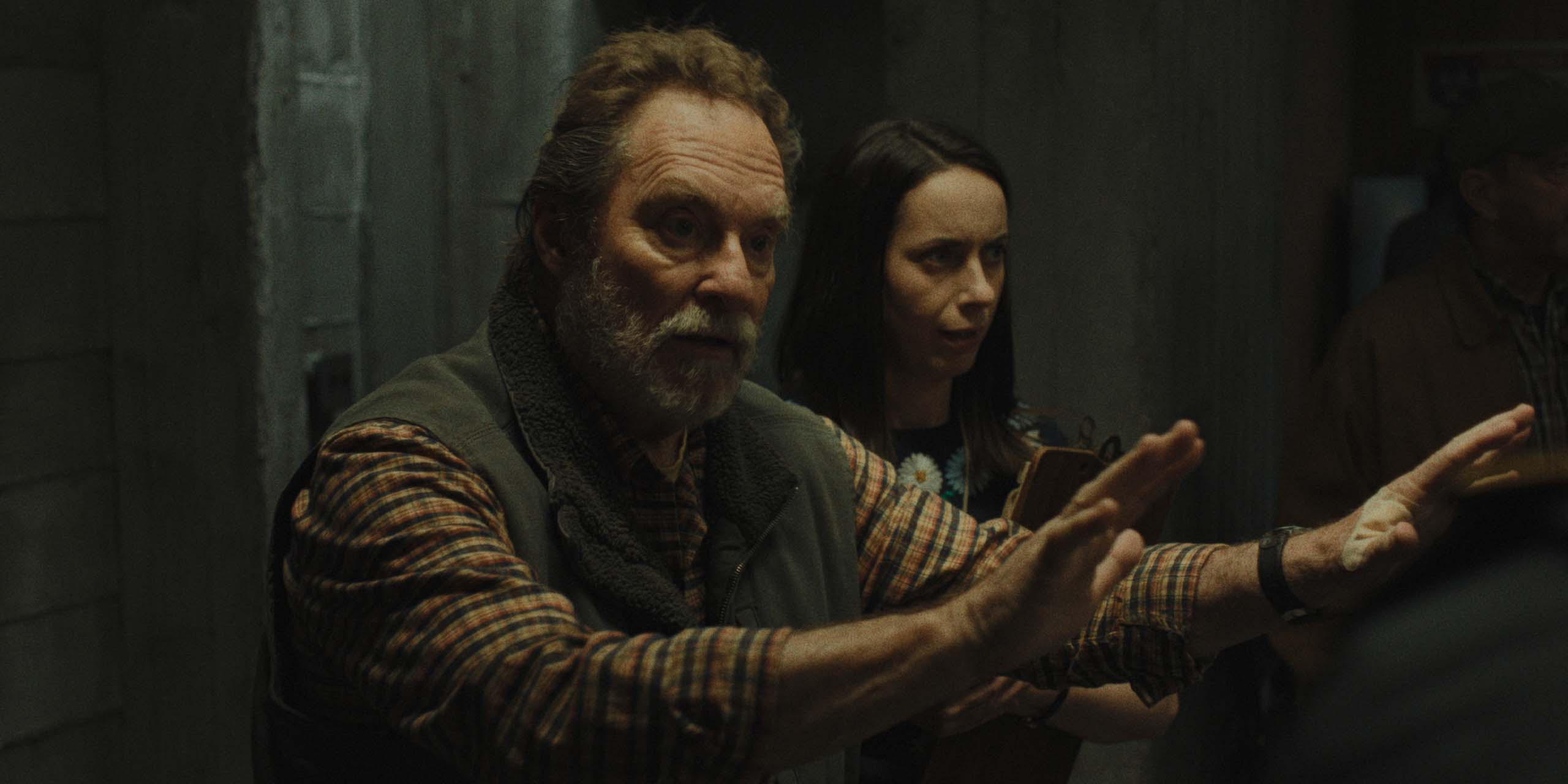 Stephen Root et Kate O'Flynn dans Widow's Bay.