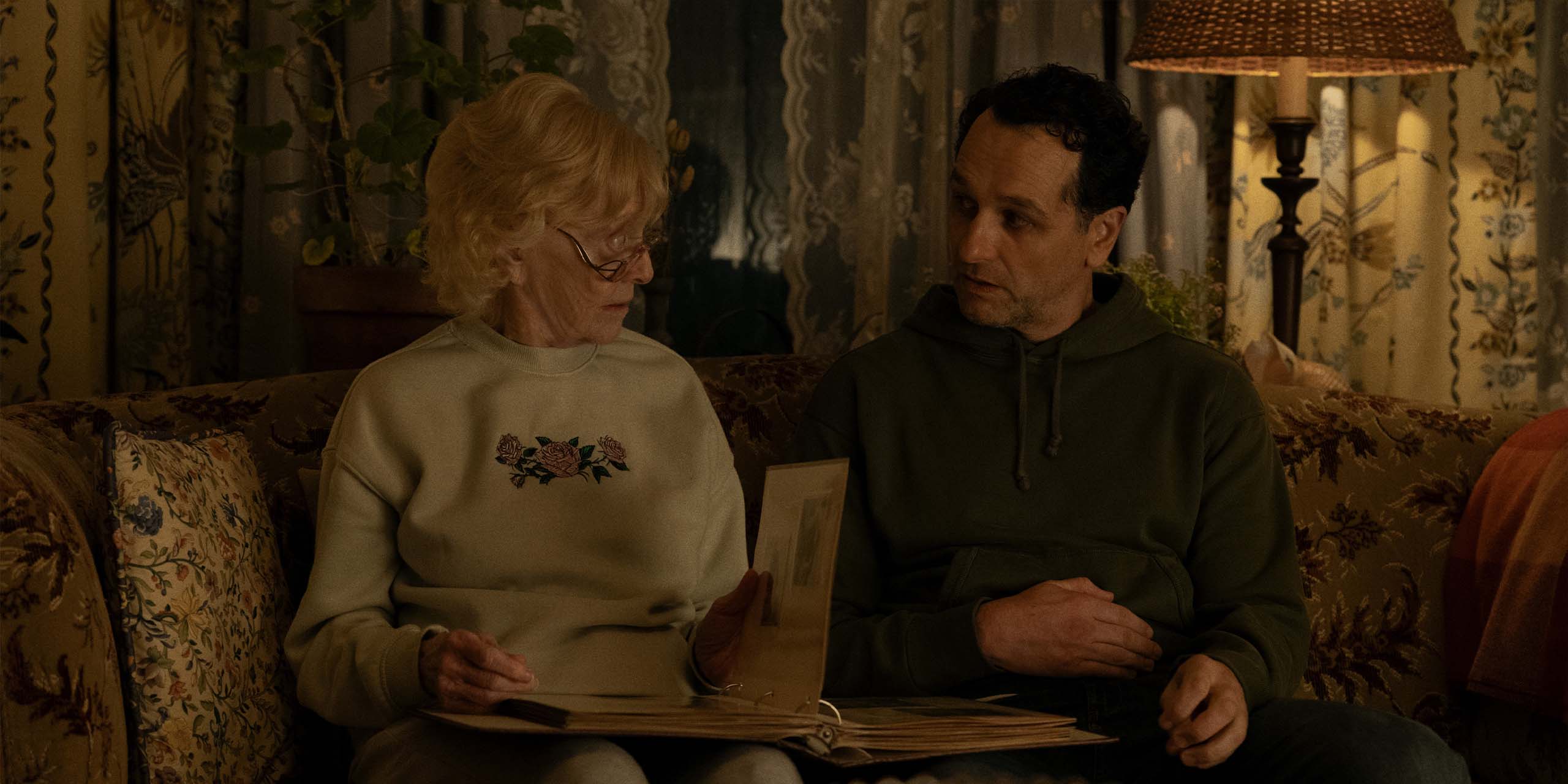 K Callan et Matthew Rhys dans Widow's Bay.