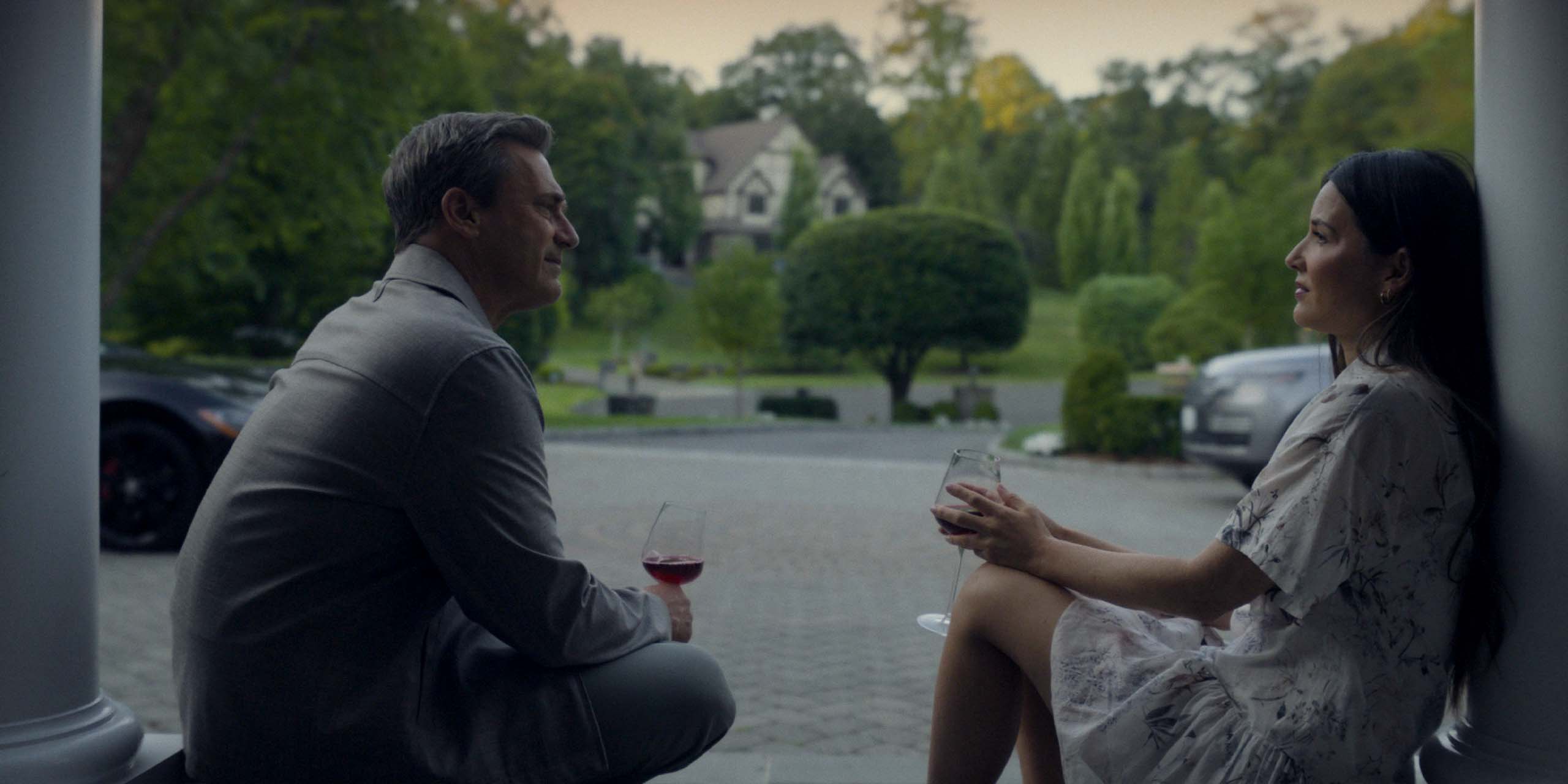 Jon Hamm et Olivia Munn dans Vrais voisins, faux amis