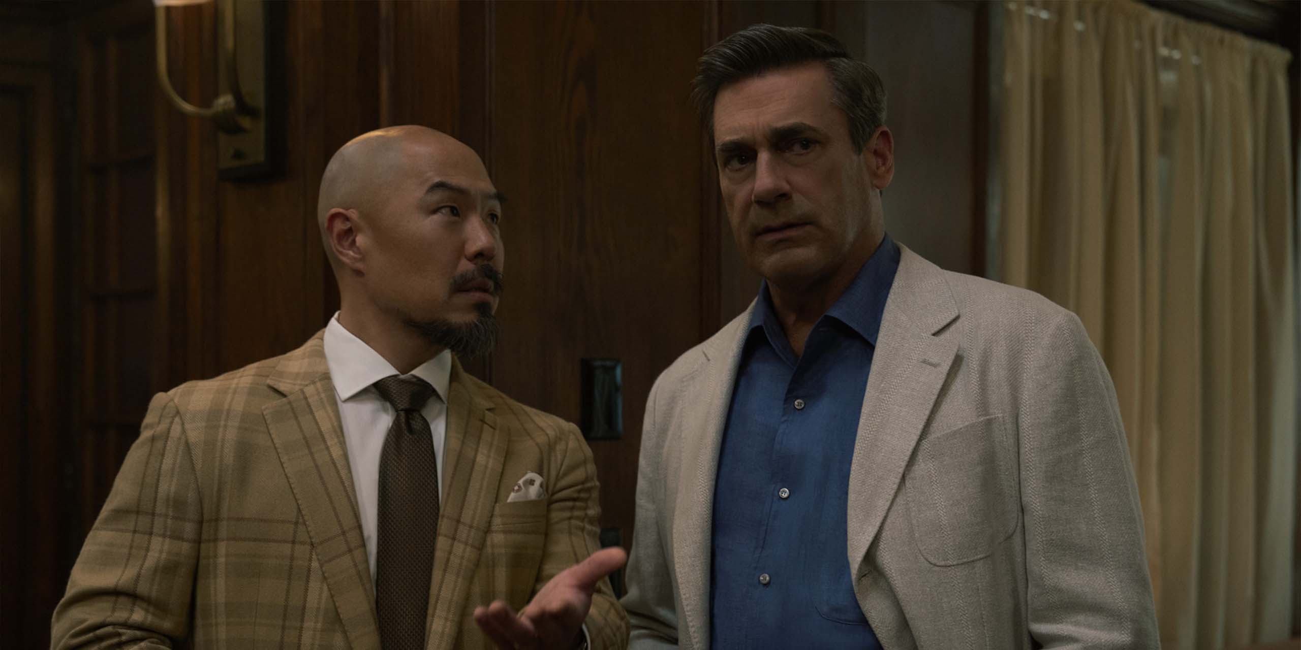 Hoon Lee et Jon Hamm dans Vrais voisins, faux amis.