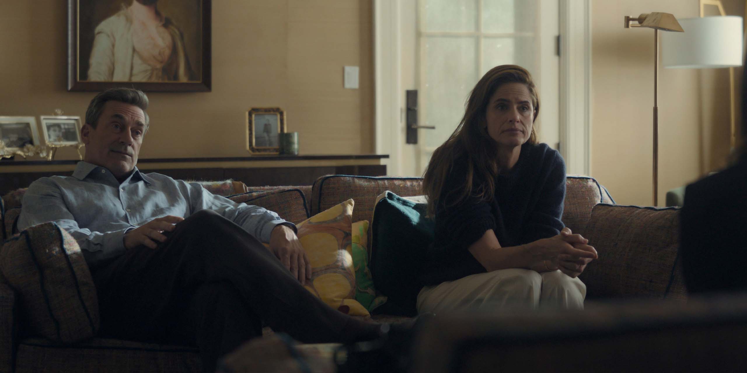 Jon Hamm et Amanda Peet dans Vrais voisins, faux amis.