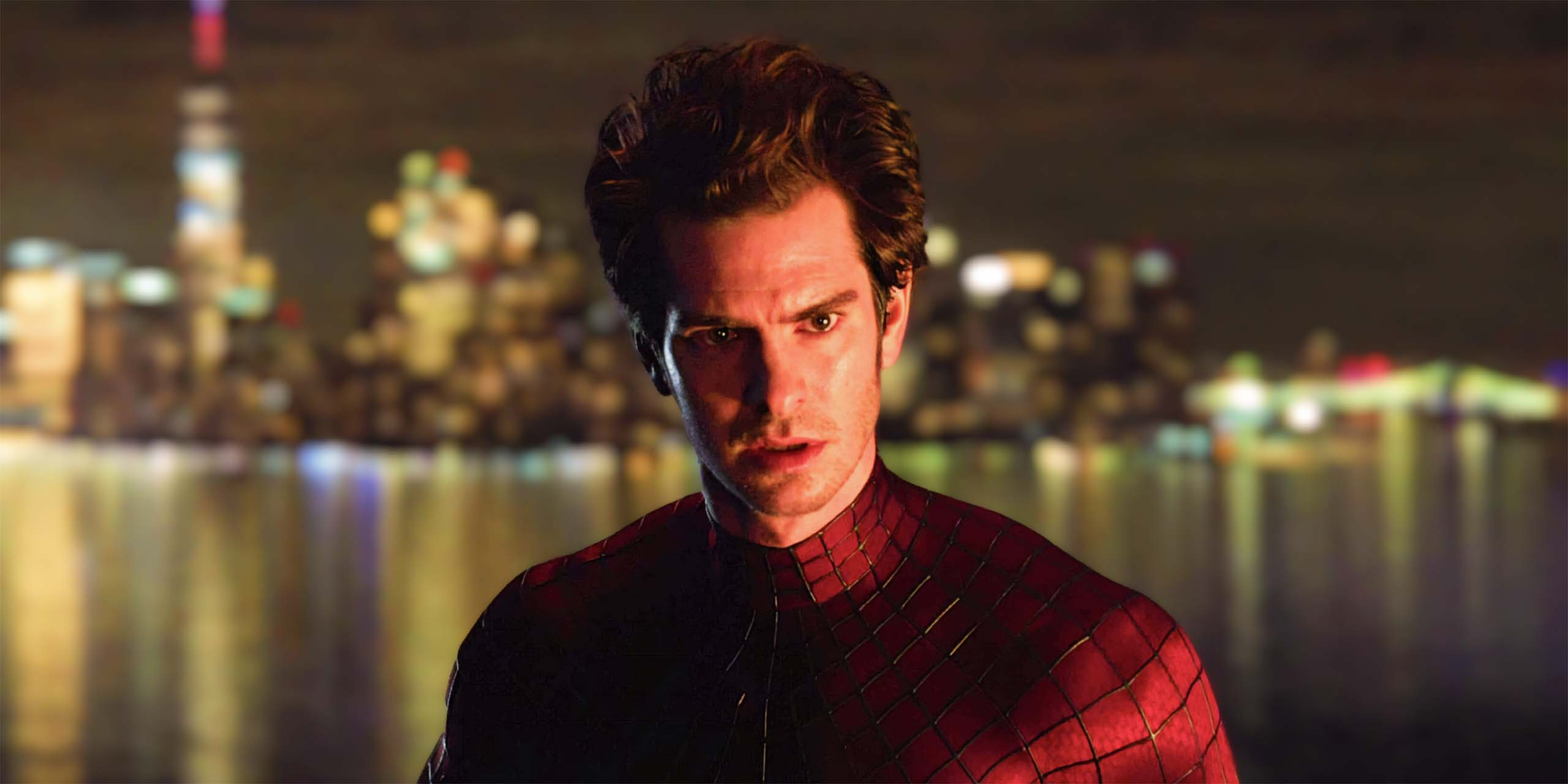 Peter Parker (Andrew Garfield) portant le costume de Spider-Man dans le film Spider-Man: No Way Home.