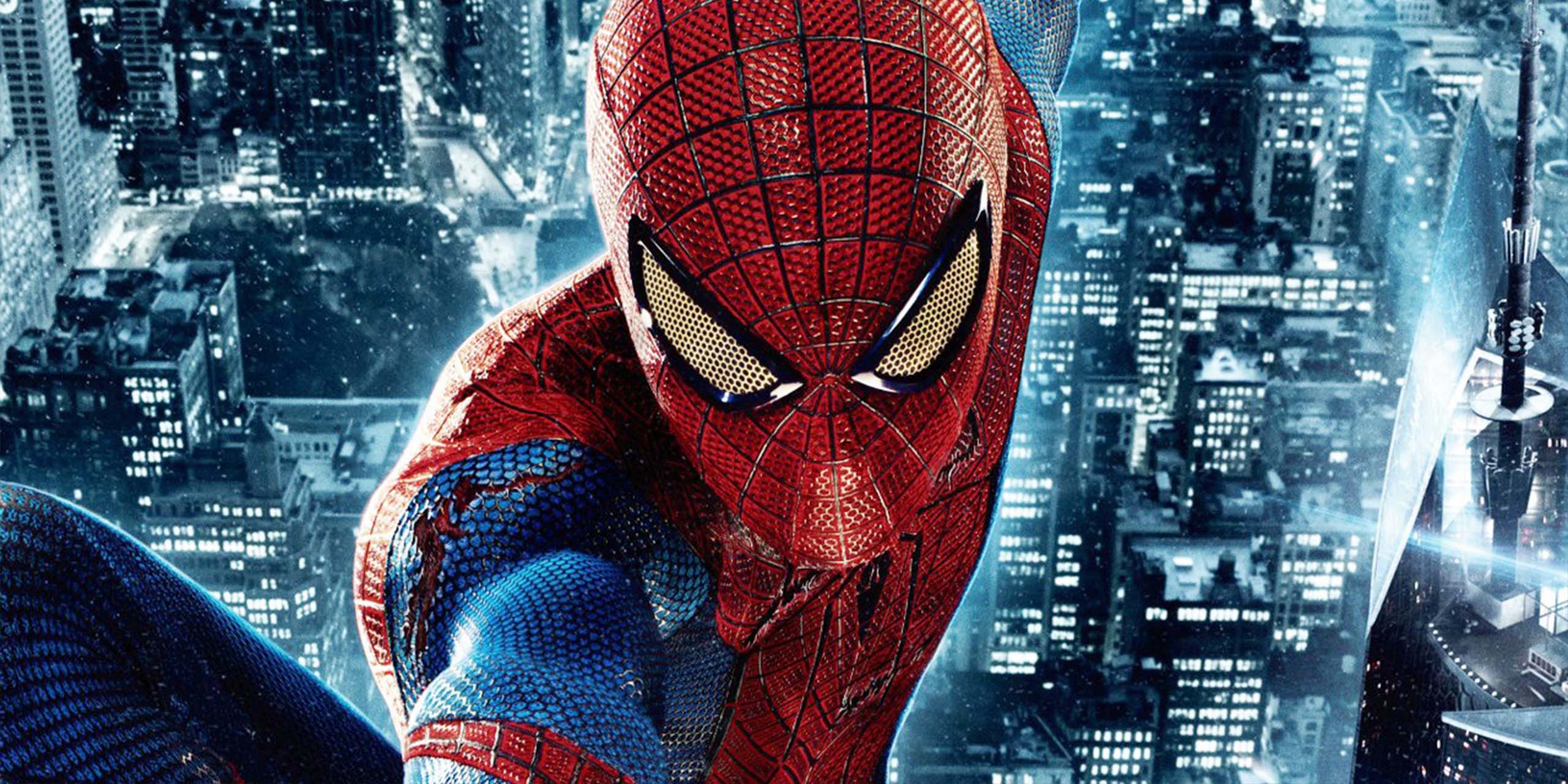 Peter Parker (Andrew Garfield) en costume de Spider-Man au-dessus de New-York dans The Amazing Spider-Man.