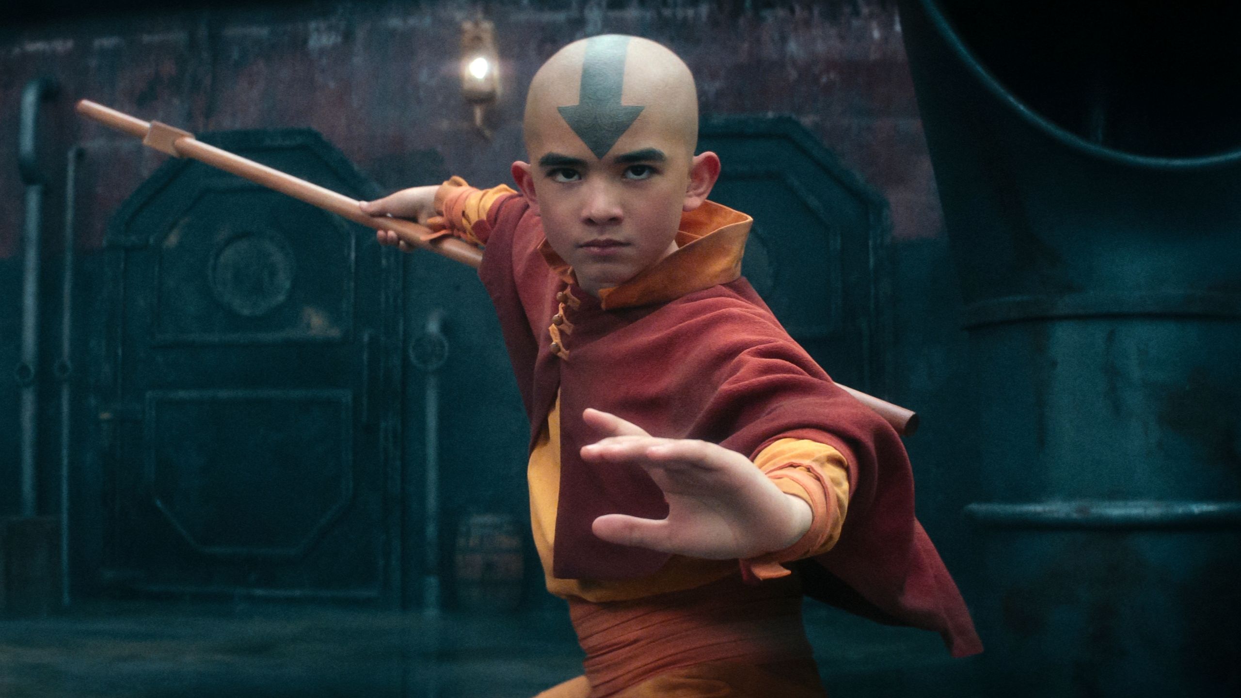 Aang tenant son bâton dans Avatar : Le Dernier Maître de l'Air.