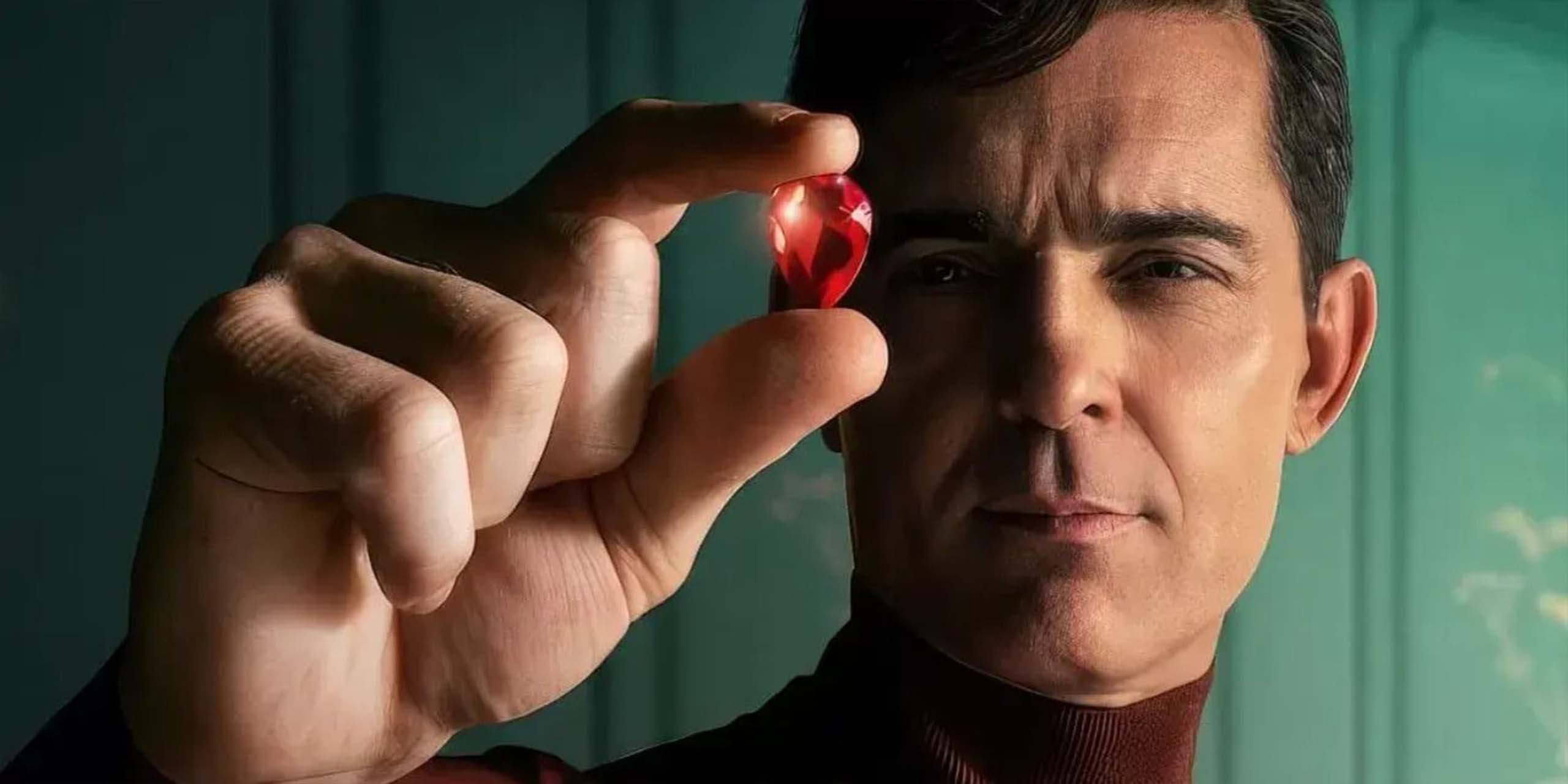 Berlin tenant un rubis à la main dans le spin-off de La Casa de Papel, Berlin et La Dame à l'hermine.