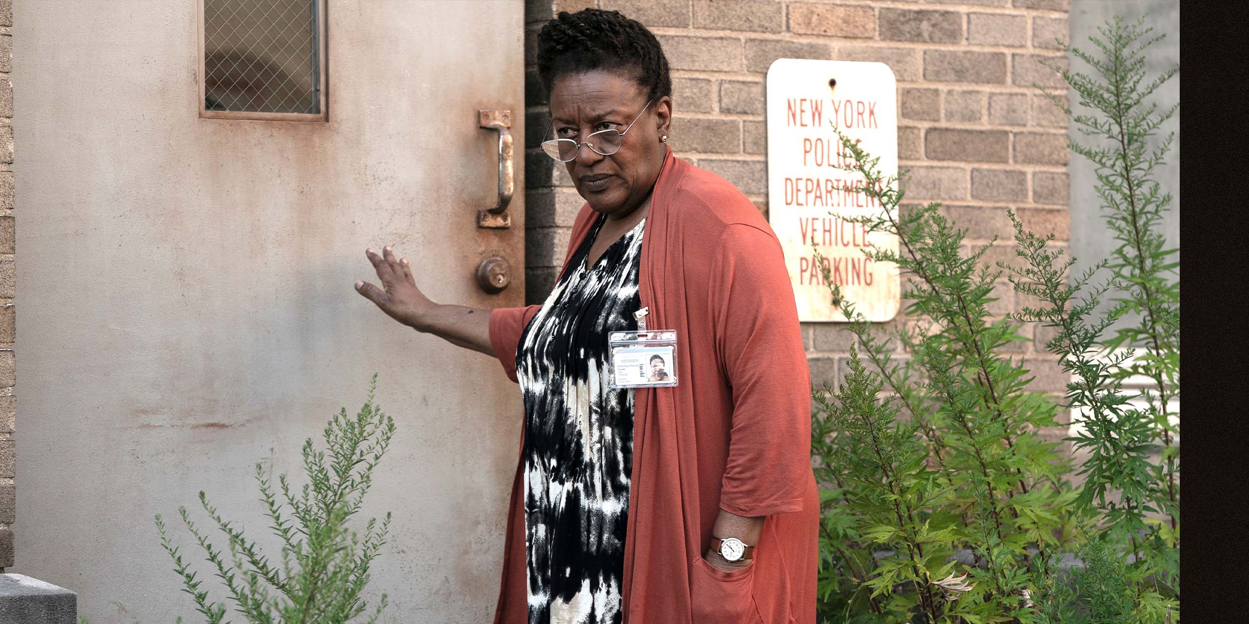 Miss Chris, interprétée par CCH Pounder, semble suspecte près d'une porte dans le film The Terror: The Devil in Silve.