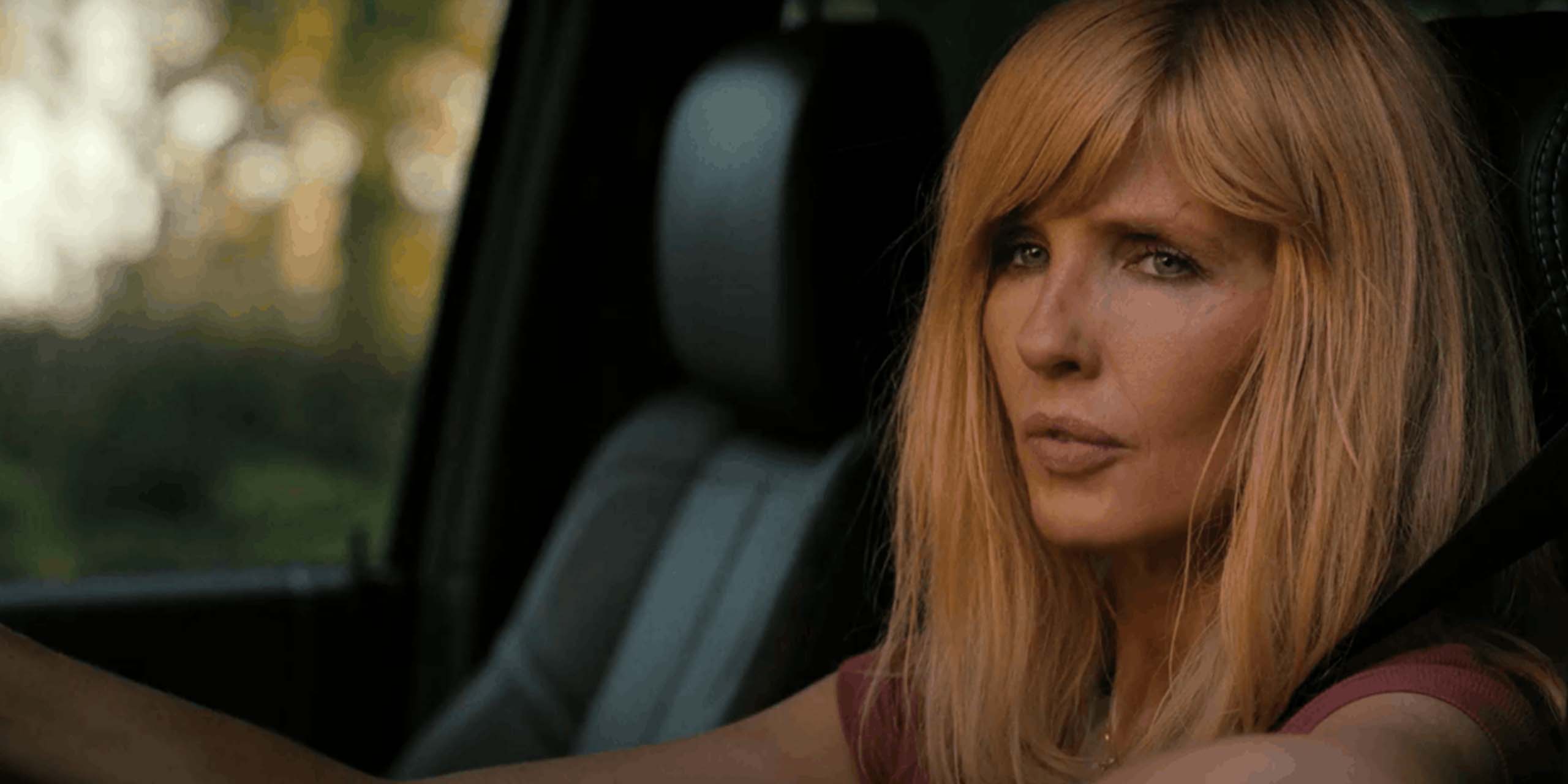 Kelly Reilly dans le rôle de Beth Duton tau volant de sa voiture dans Dutton Ranch.