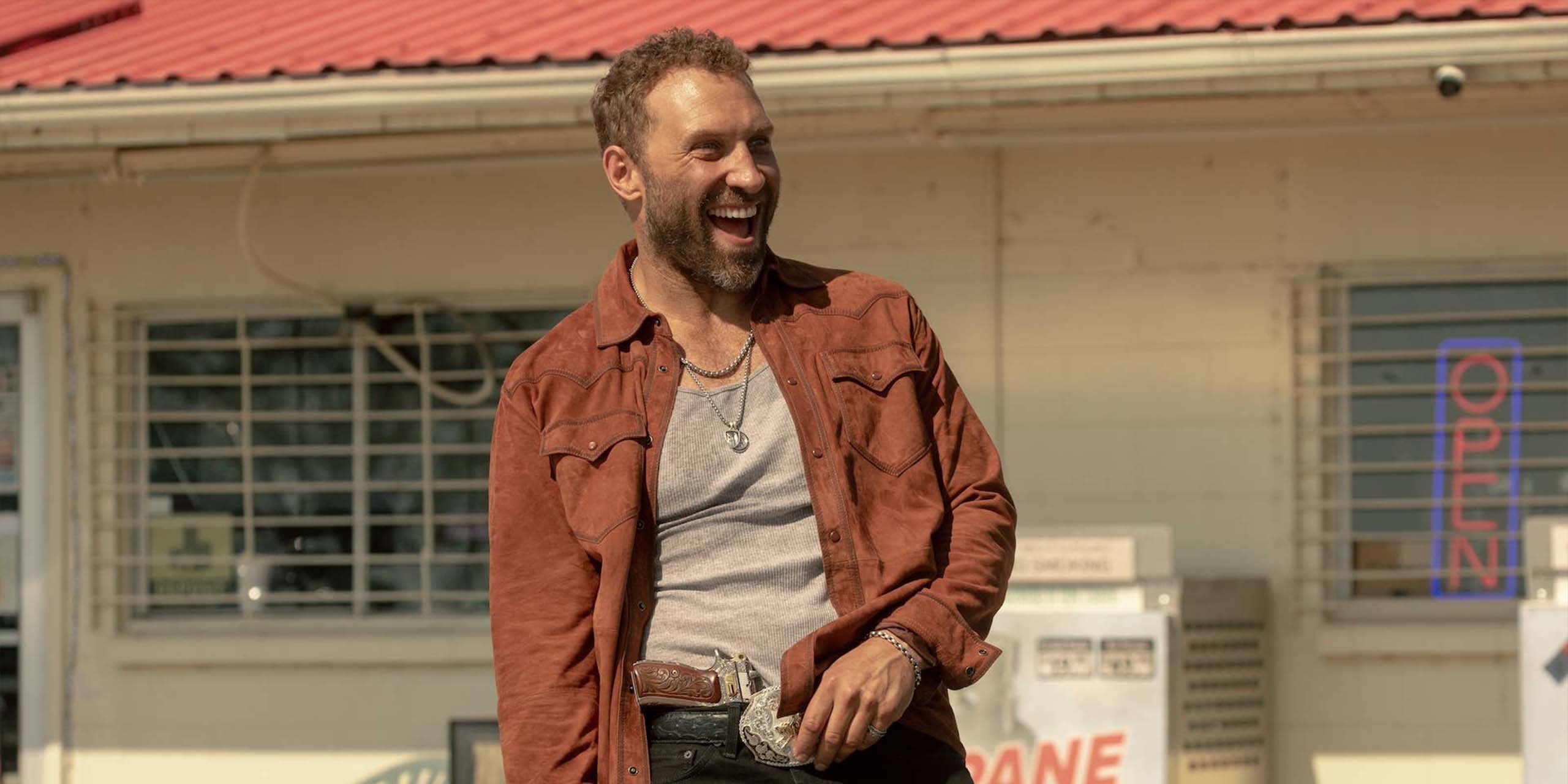 Rob-Will (Jai Courtney) riant moqueur dans le ranch, dans la saison 1 de Dutton Ranch.