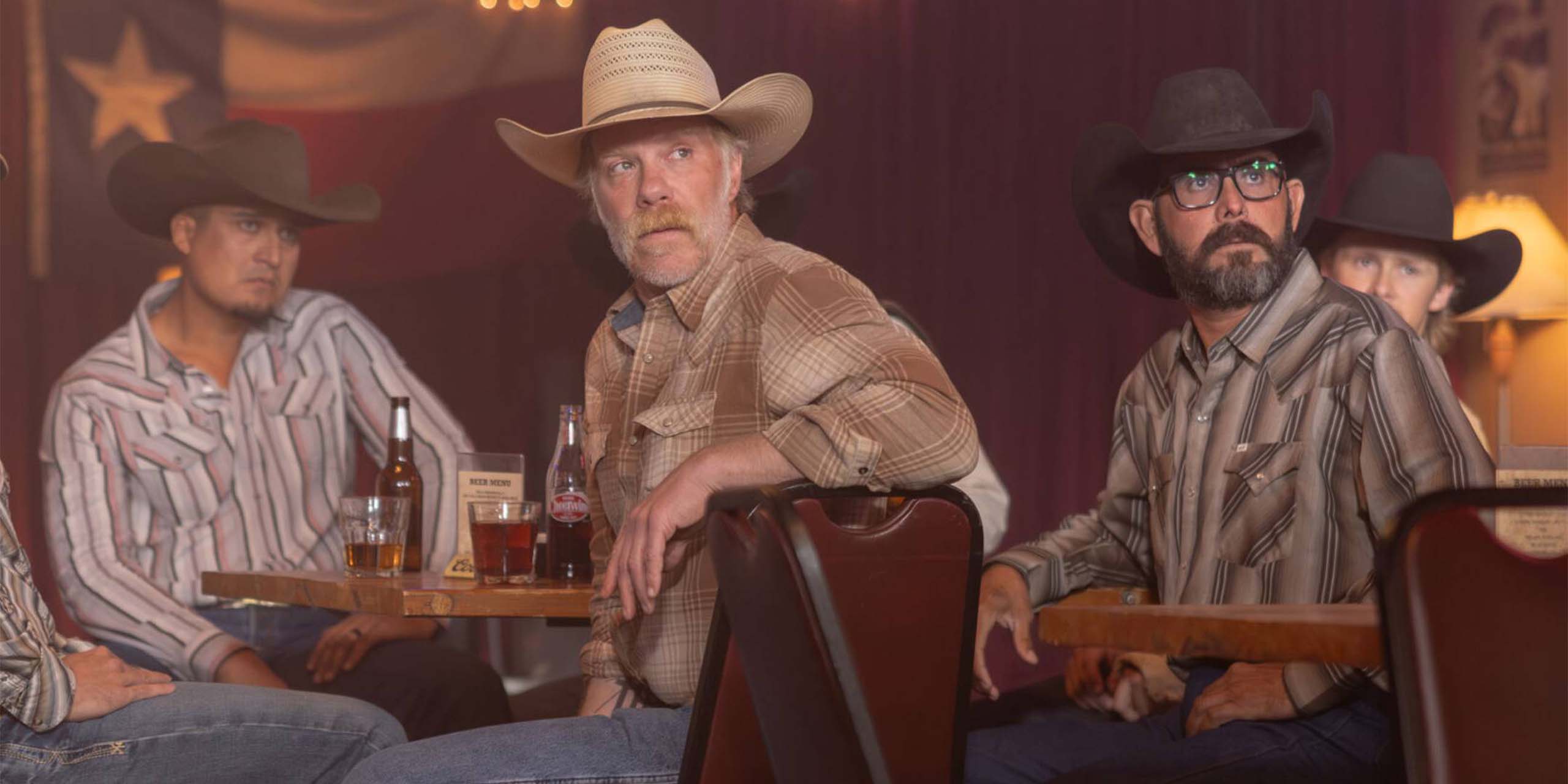 JR Villarreal (Azul) et Marc Menchaca (Zachariah) dans l’épisode 7 de la saison 1 de Dutton Ranch.