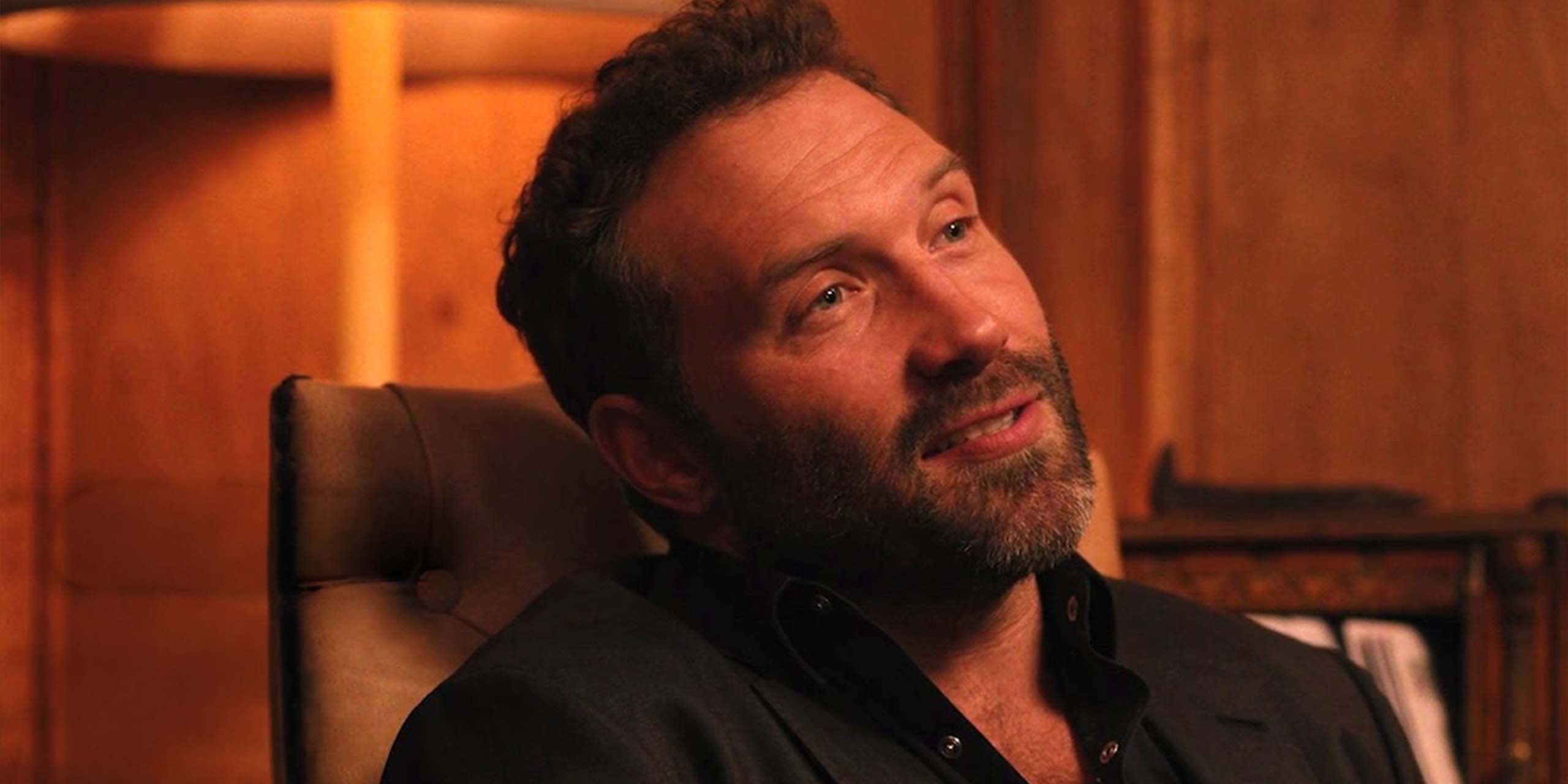 Rob-Will (Jai Courtney) parlant, sûr de lui, dans la saison 1 de Dutton Ranch.