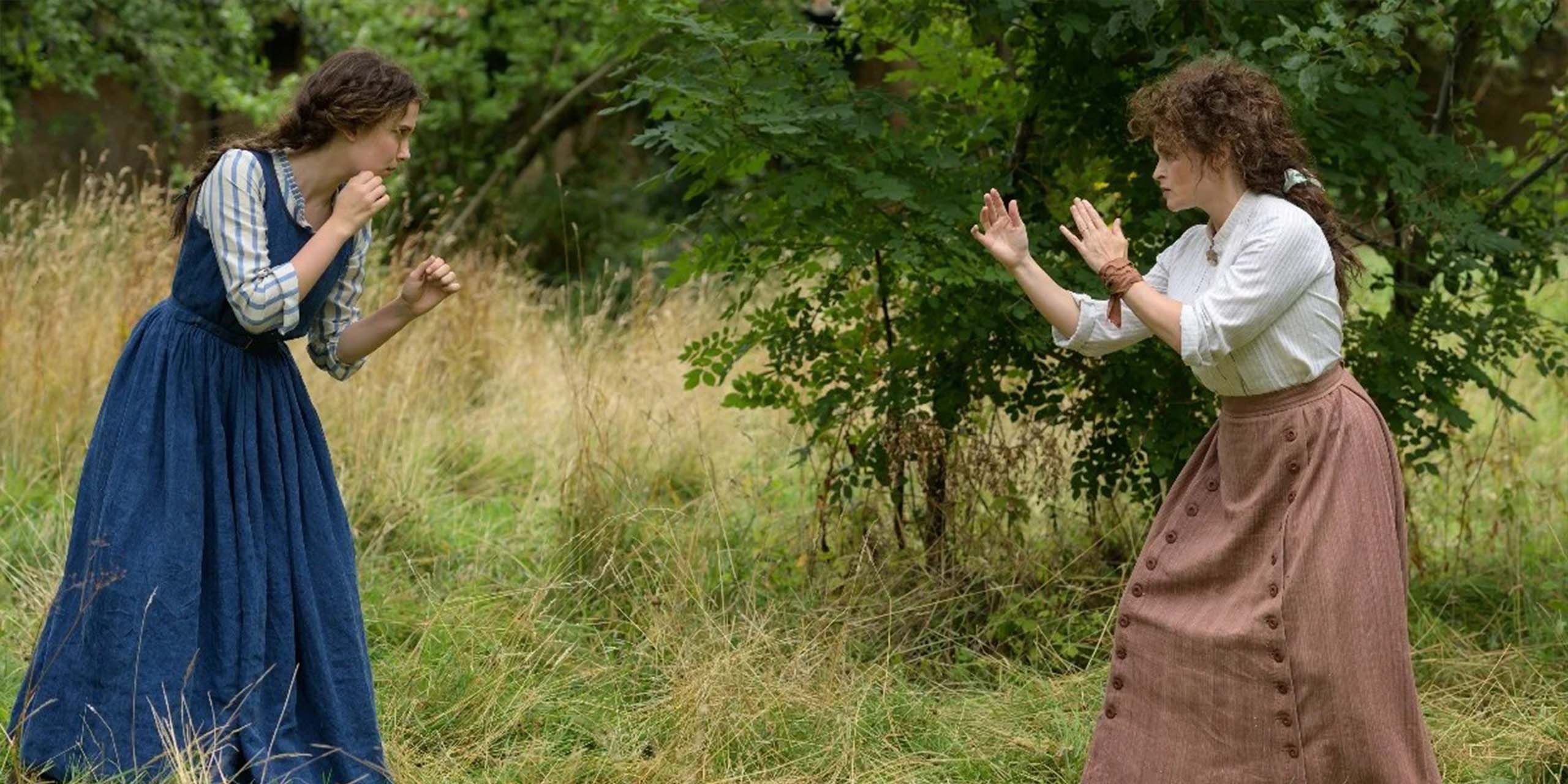 Millie Bobby Brown s'entraîne au combat avec Helena Bonham Carter dans Enola Holmes.