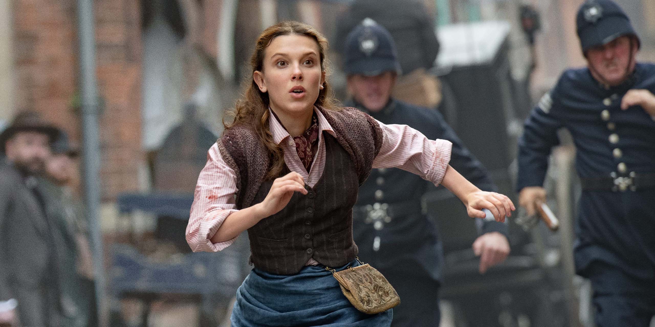 Millie Bobby Brown en pleine course poursuite à Londres dans Enola Holmes 2.