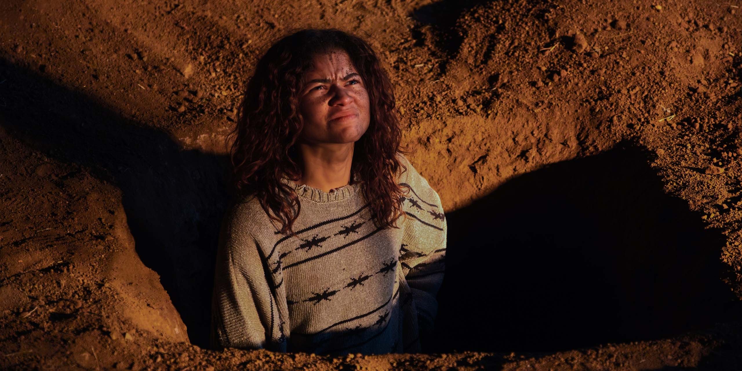 Zendaya dans le rôle de Rue, dans un trou creusé dans la terre, dans le grand final de Euphoria saison 3.