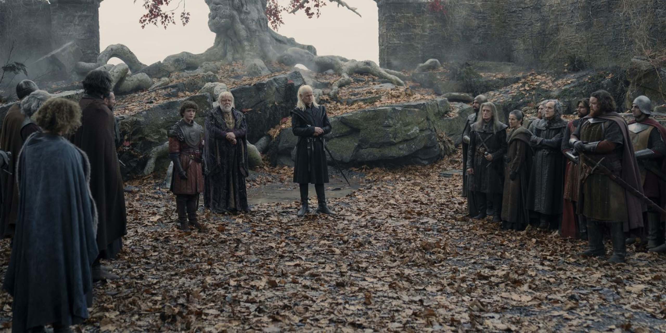 Daemon Targaryen (Matt Smith) et Oscar Tully (Archie Barnes) se tiennent dans le Bois Sacré, en réunion avec un grand groupe de seigneurs des rivières dans House of the Dragon.