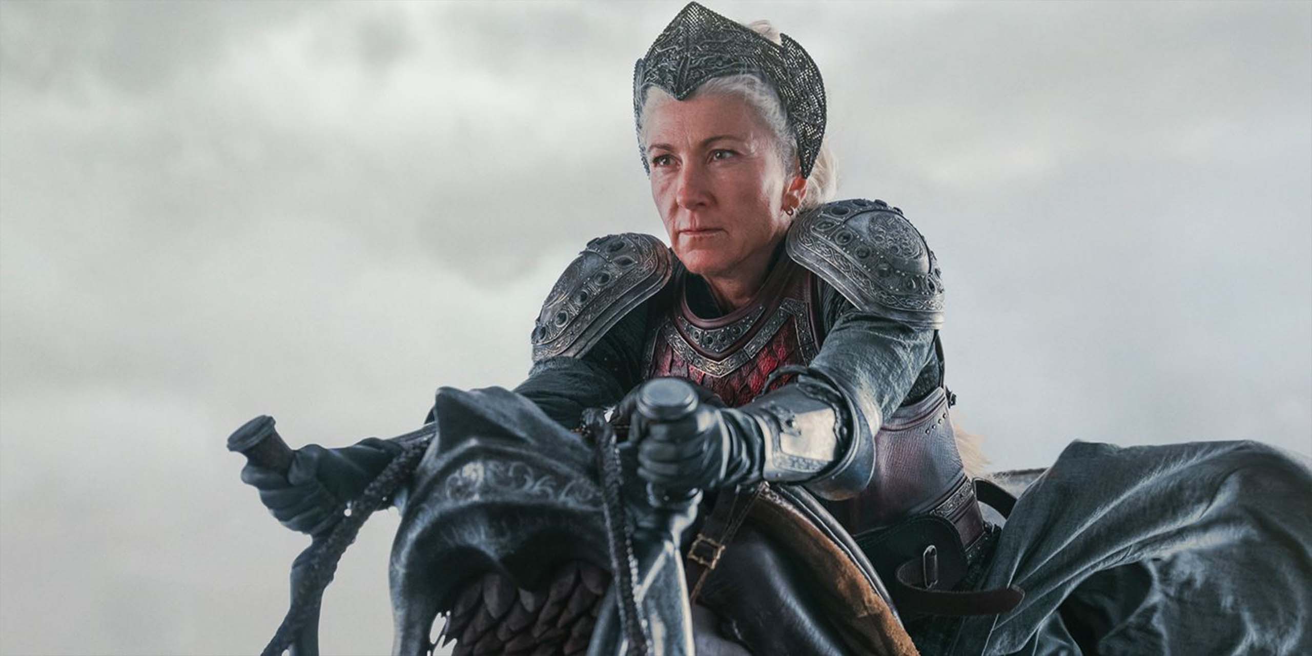 Eve Best dans le rôle de Rhaenys chevauchant son dragon dans l'épisode 4 de la saison 2 de House of the Dragon