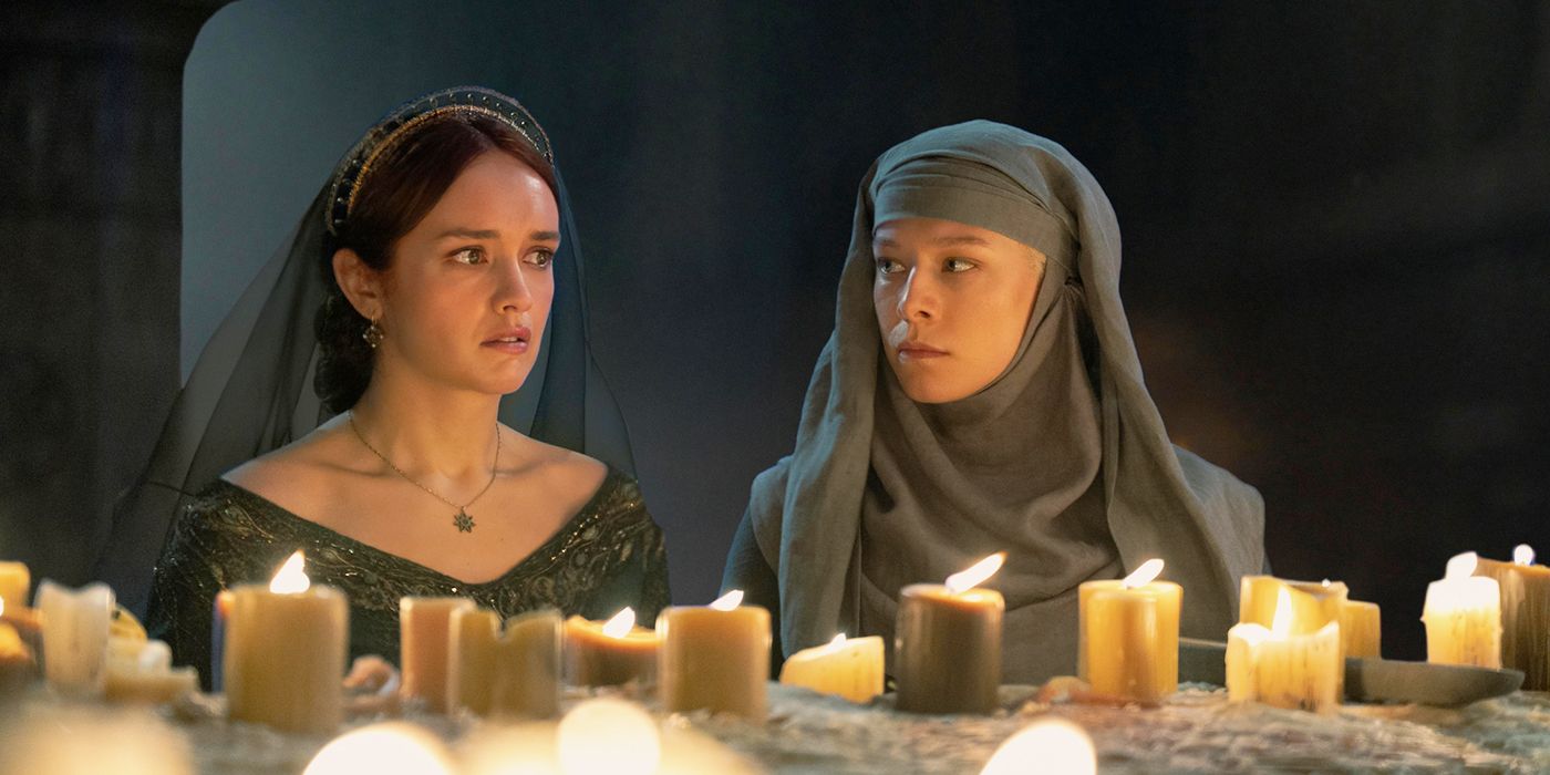 Alicent et Rhaenyra, déguisée en septa, discutent devant des bougies dans le Septuaire de la Maison du Dragon.