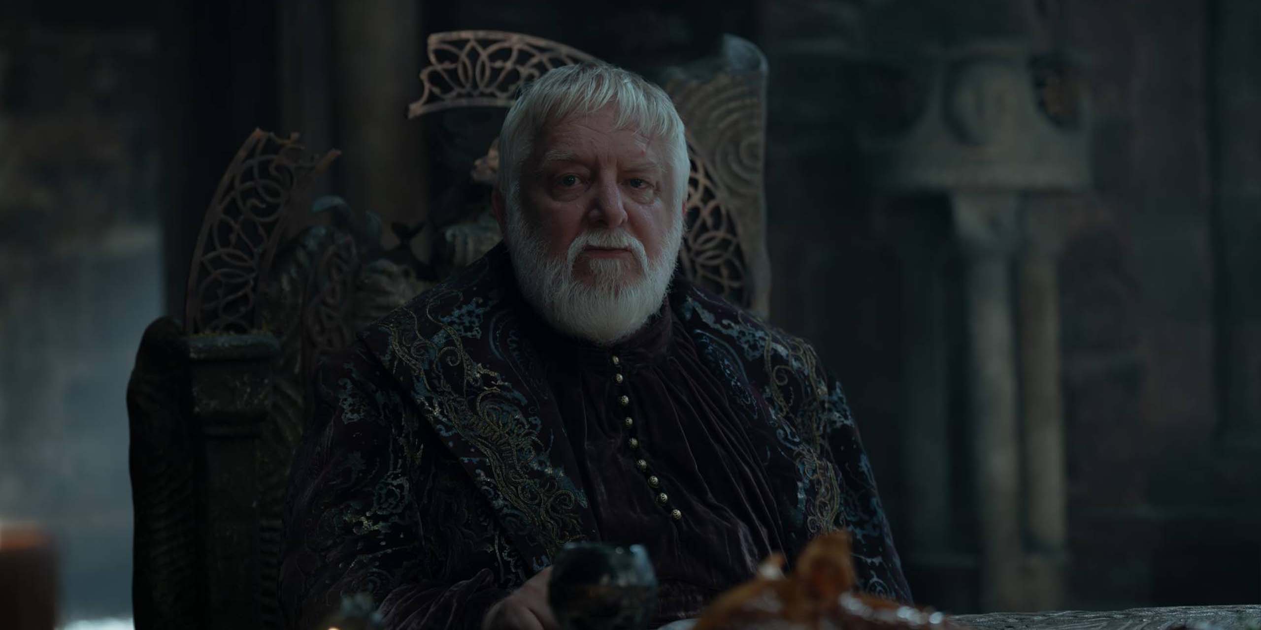 Simon Russell Beale dans le rôle de Simon Strong dans la saison 3 de House of the Dragon.