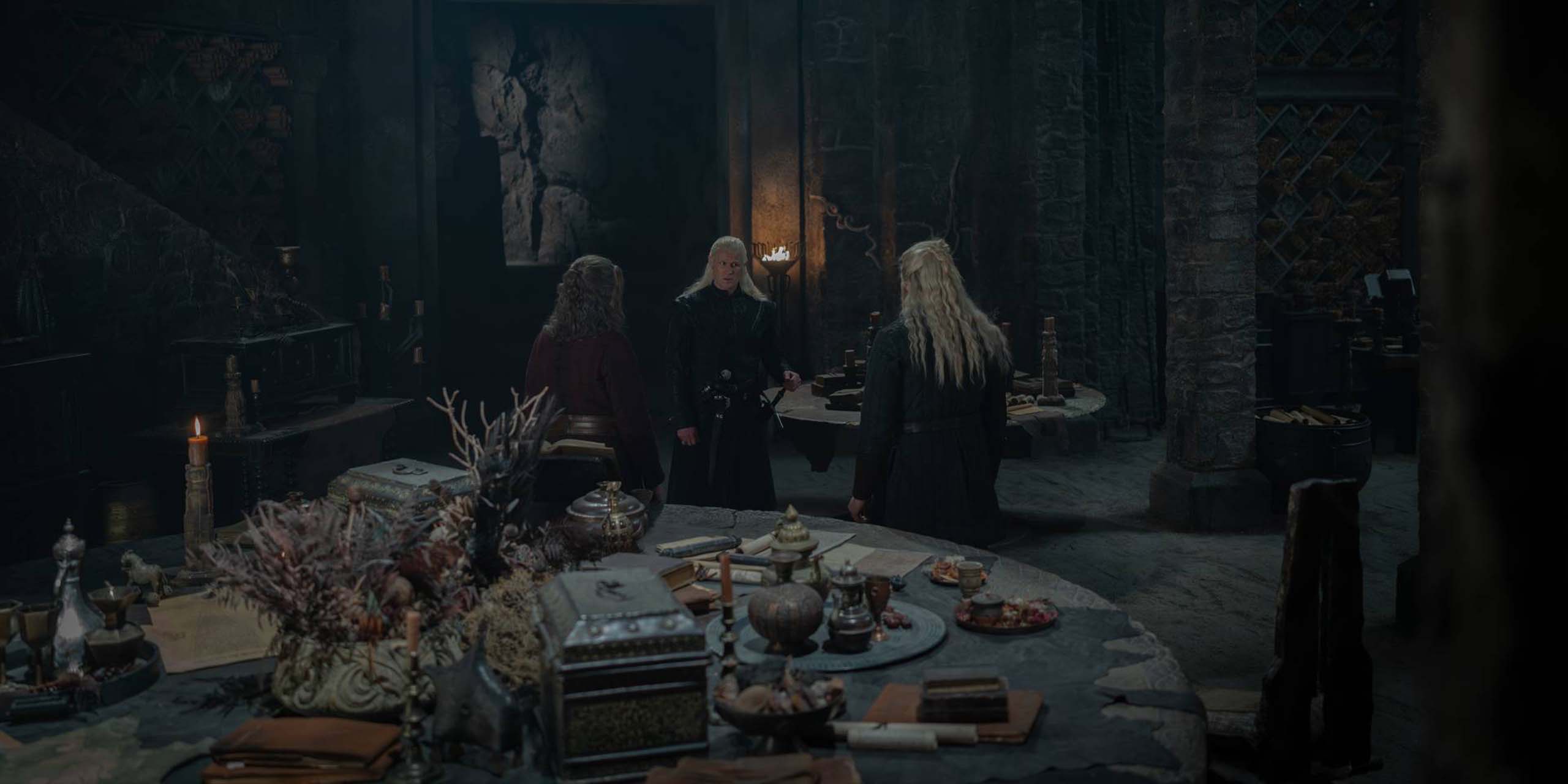 Tom Bennett (Ulf), Matt Smith (Daemon Targaryen) et Kieran Bew (Hugh) dans la saison 3 de House of the Dragon.