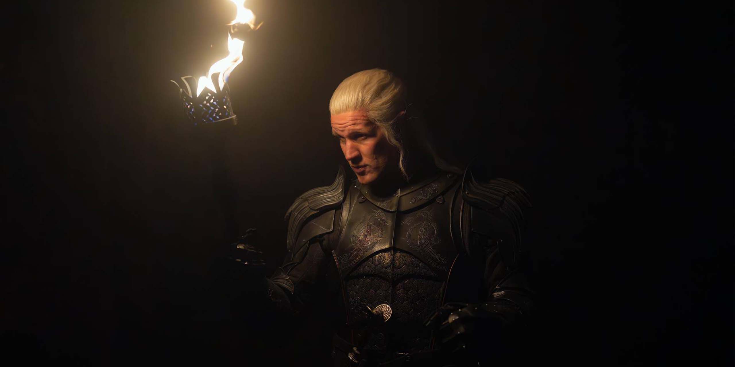 Daemon Targaryen (Matt Smith) tenant une torche dans la saison 3 de House of the Dragon.
