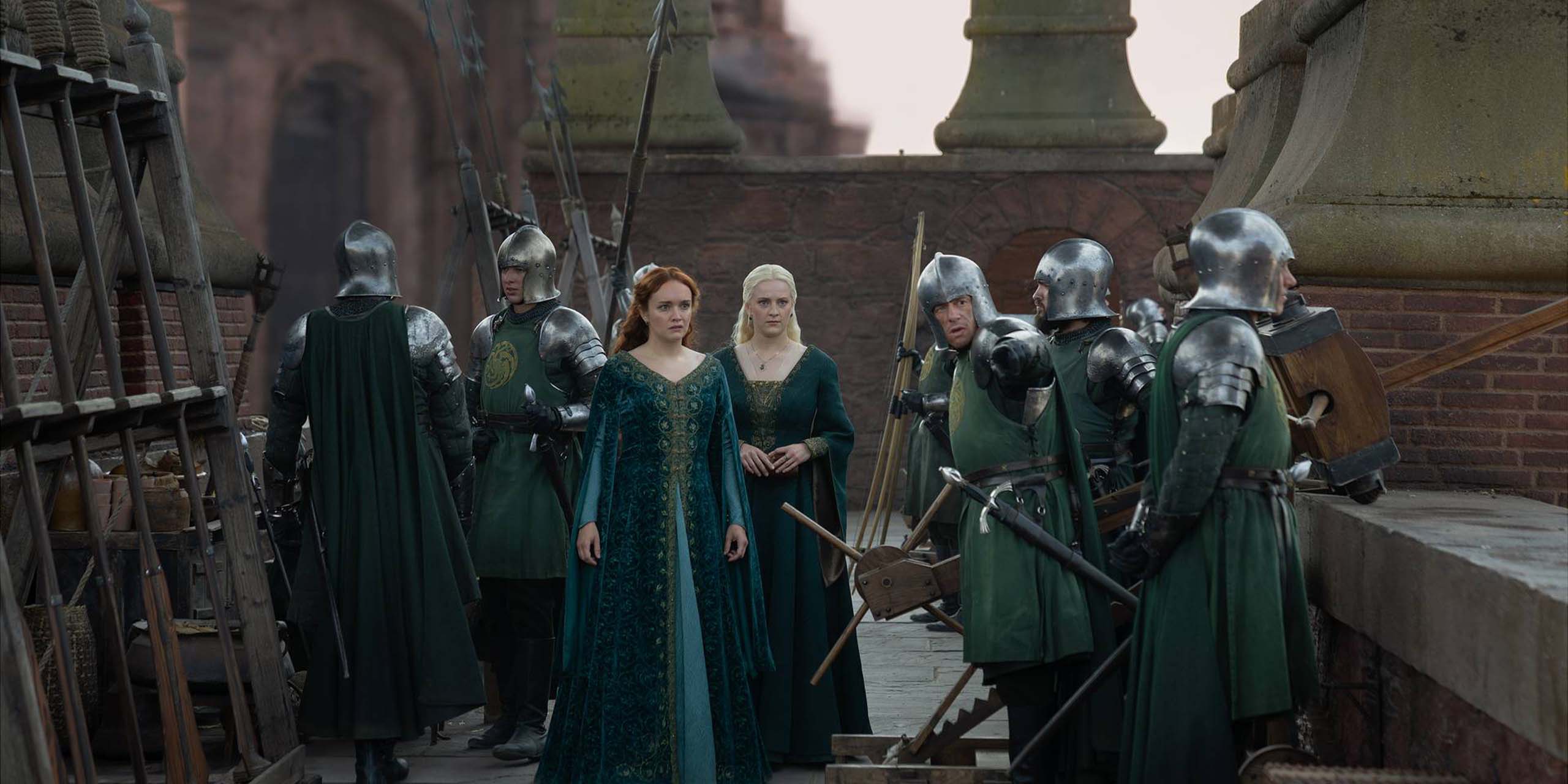 Olivia Cooke (Alicent Hightower) et Phia Saban (Helaena Targaryen) dans la saison 3 de House of the Dragon.