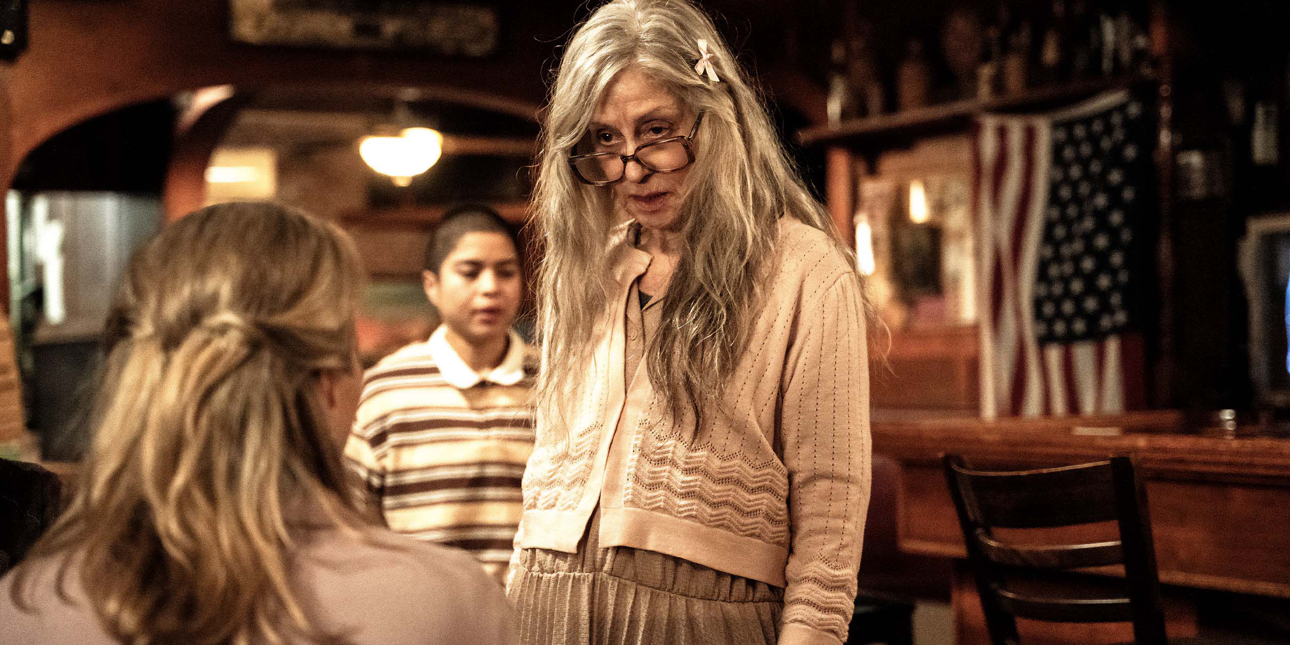 Dans The Terror: The Devil in Silver, Dorry, interprétée par Judith Light, regarde avec colère une femme assise à une table.