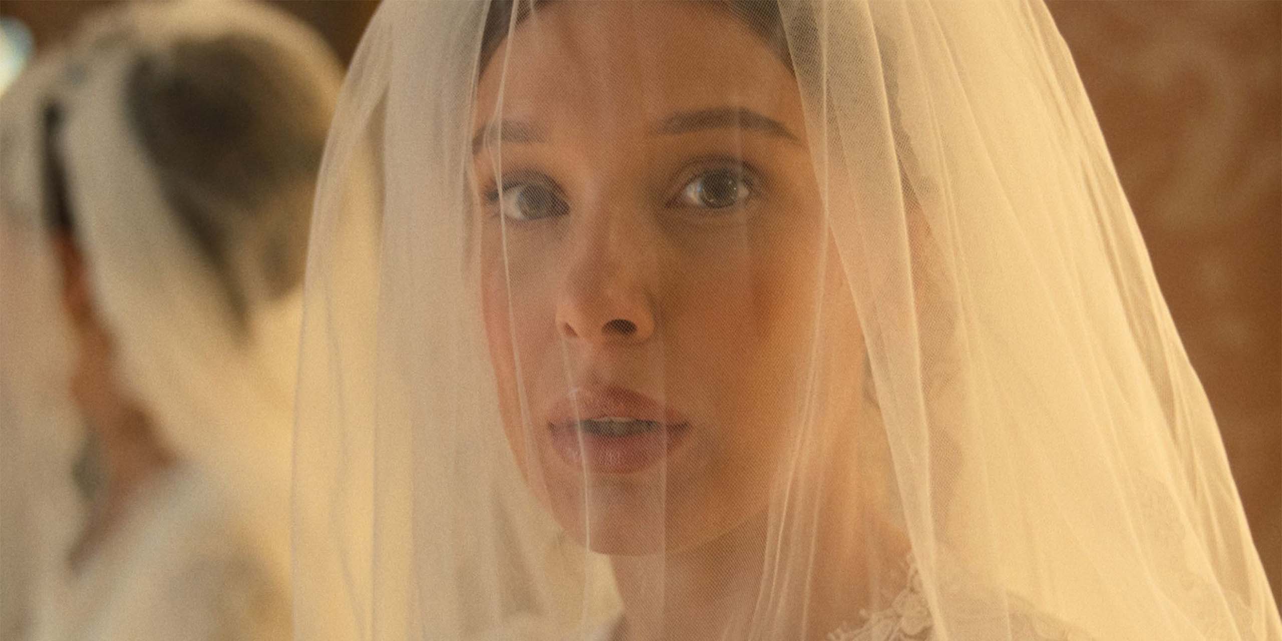 Millie Bobby Brown en robe de mariée dans Enola Holmes 3.