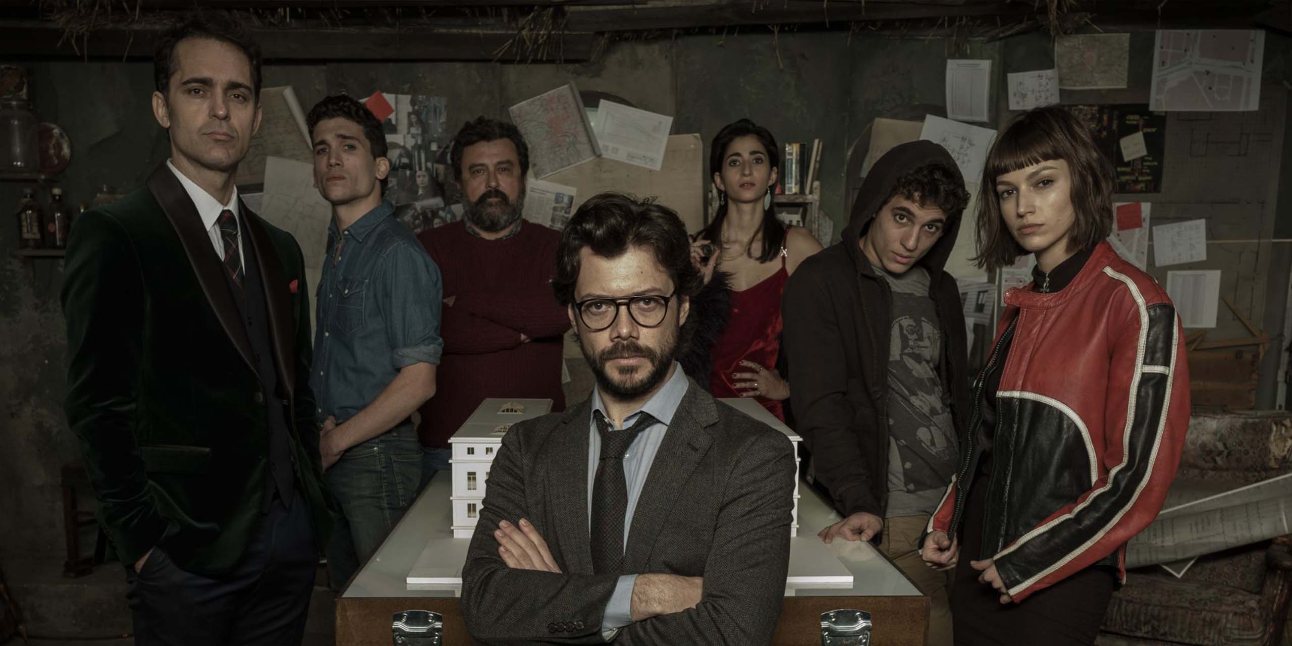 Le professeur assis devant Berlin, Denver, Moscou, Nairobi, Rio et Tokyo dans La Casa de Papel.