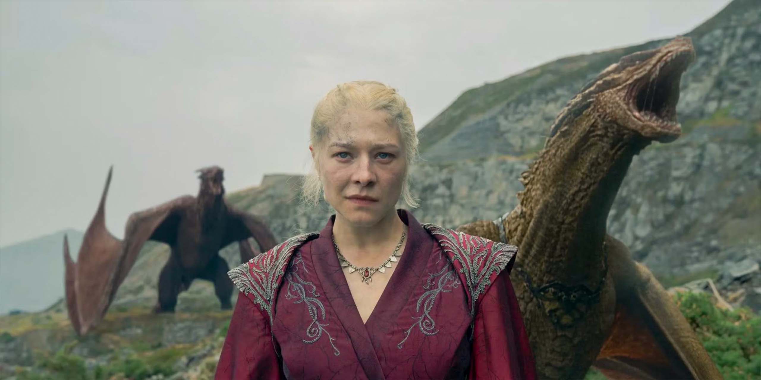 Rhaenyra sur une falaise rocheuse avec deux dragons rugissants derrière elle dans House of the Dragon Saison 2, épisode 7.