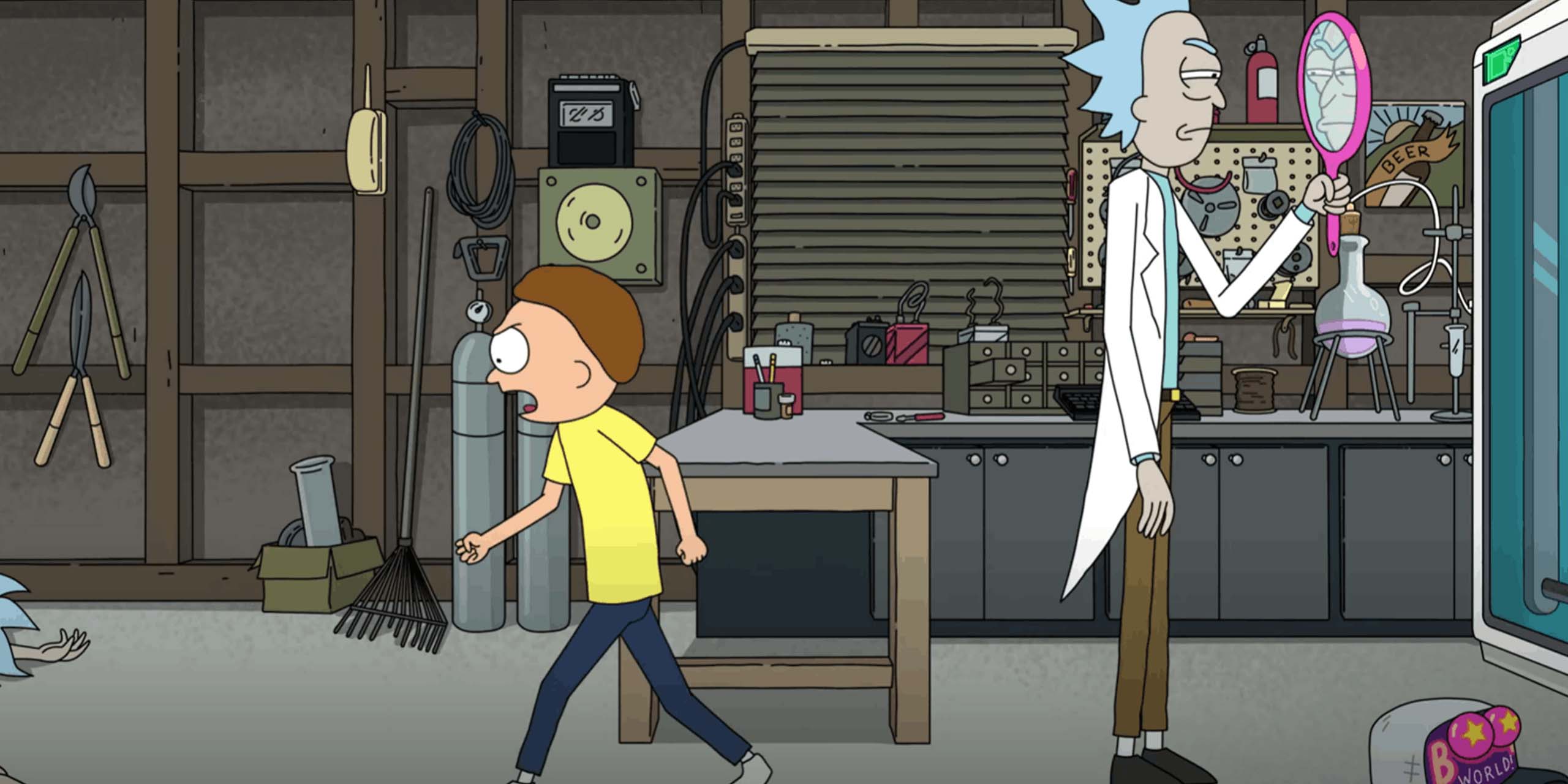 Rick se regarde dans un miroir et tourne le dos à Morty dans le garage / laboratoire dans la saison 9 de Rick et Morty.
