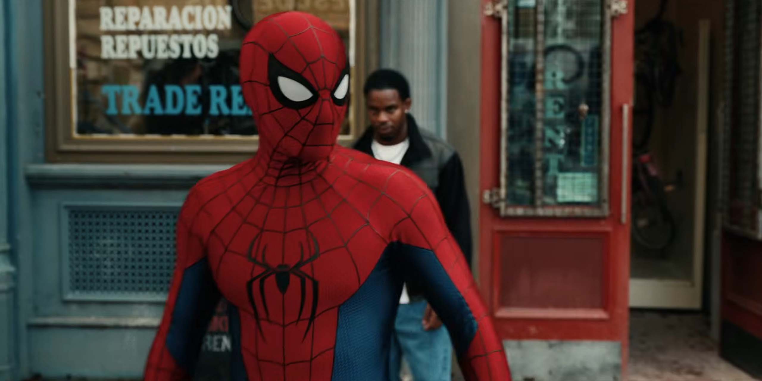 Spider-Man (Tom Holland) dans les rues de New York dans Spider-Man: Brand New Day.