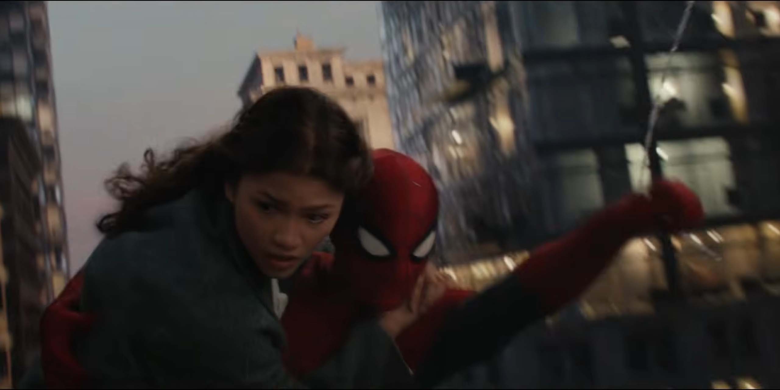 Spider-Man (Tom Holland) et MJ (Zendaya) survolant New York suspendu à la toile dans Spider-Man: Brand New Day.