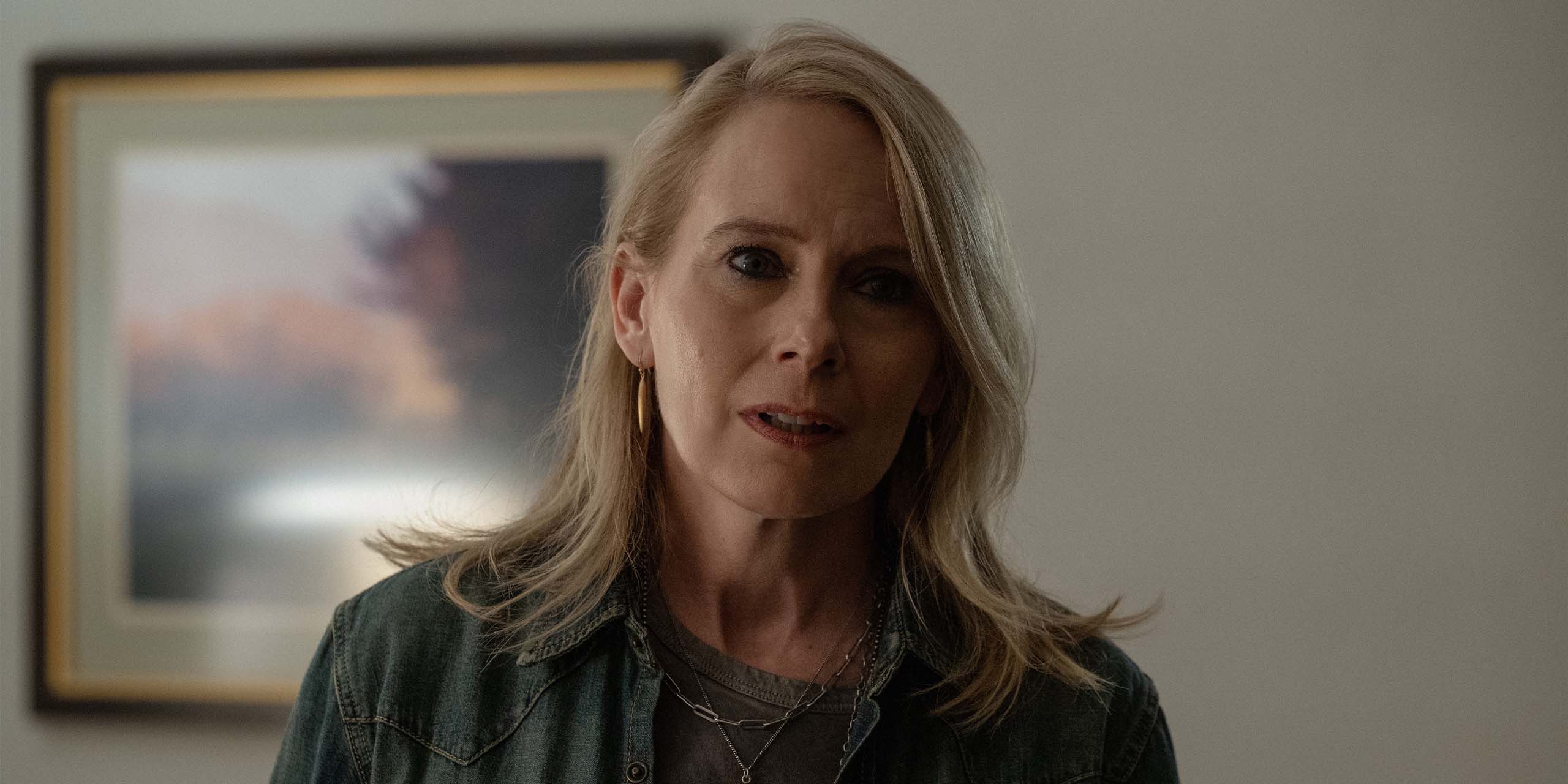 Amy Ryan semble inquiète dans l'épisode 6 de Sugar