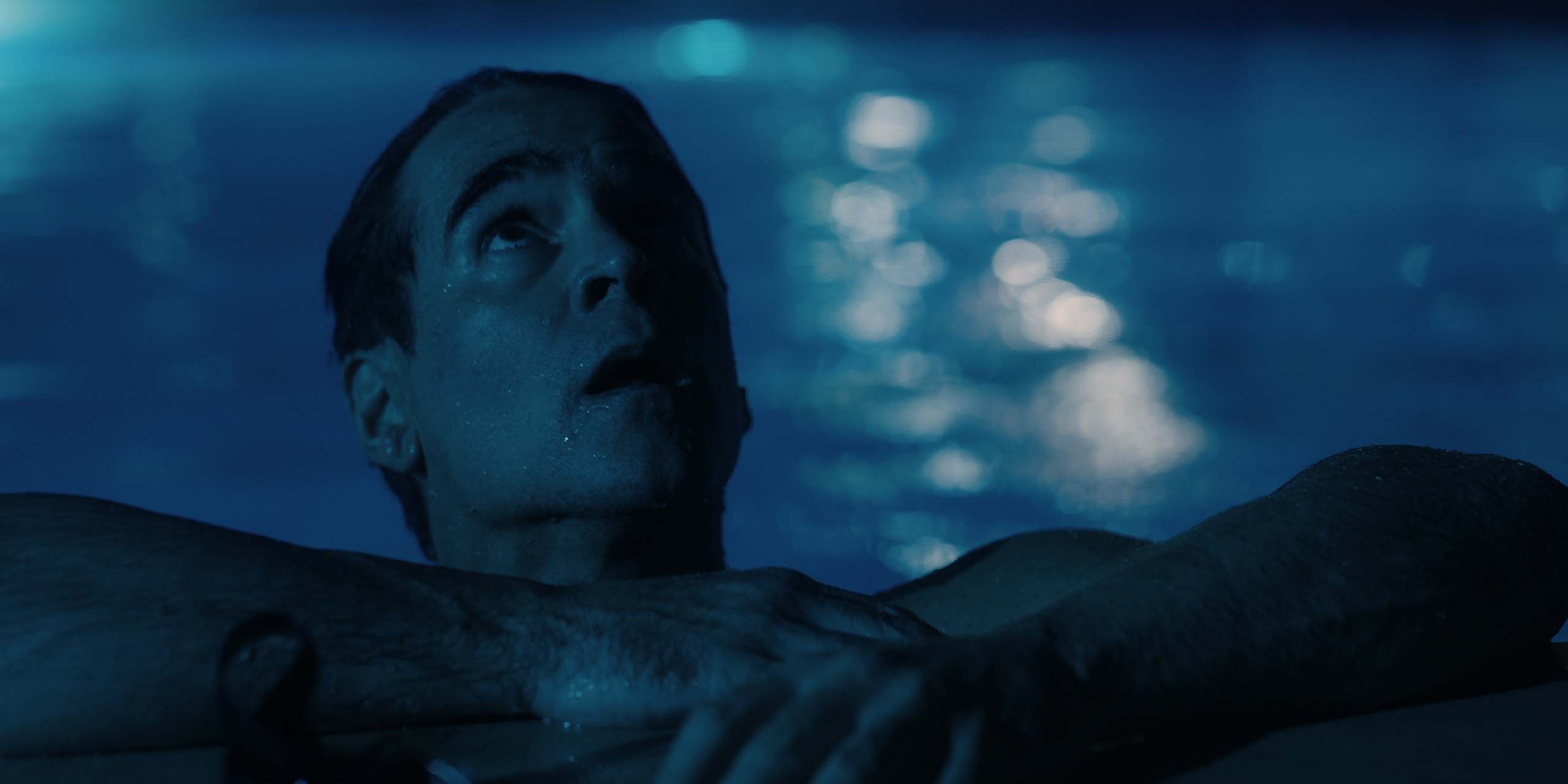 Colin Farrell dans une piscine, le regard fixé sur quelque chose, dans l'épisode 3 de Sugar