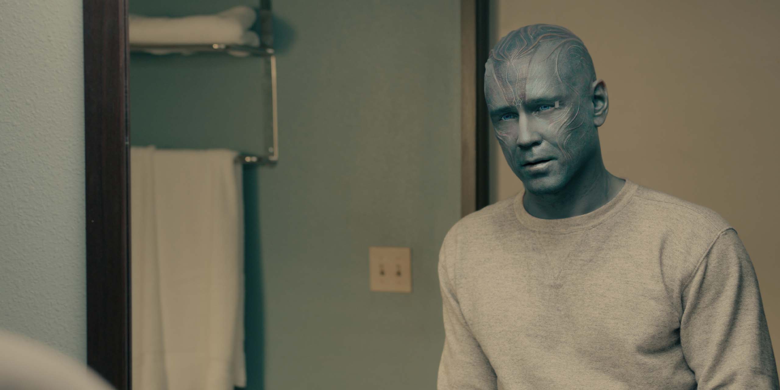 John Sugar (Colin Farrell) est un extraterrestre dans la saison 1 de Sugar.