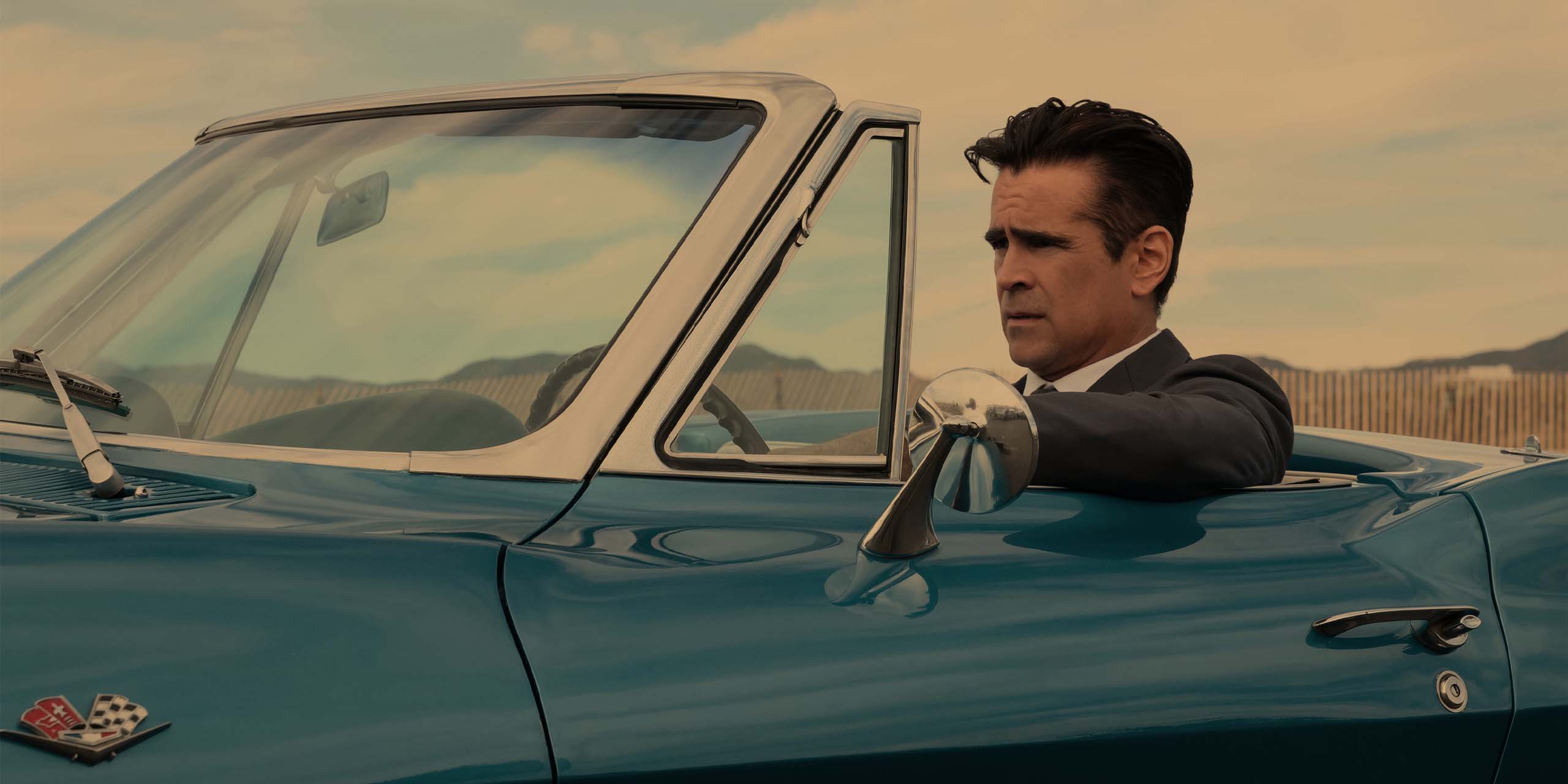 John Sugar (Colin Farrell) conduisant une décapotable dans la saison 1 de la série Sugar.