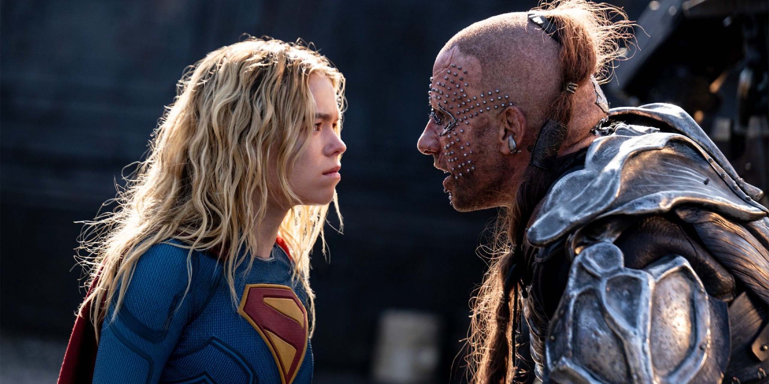 Kara (Milly Alcock) face à Krem (Matthias Schoenaerts) dans le film Supergirl.