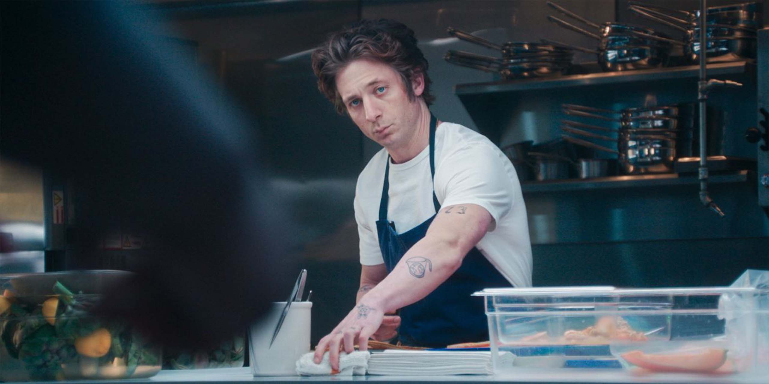 Jeremy Allen White dans le rôle de Carmy cuisinant dans la saison 5 de The Bear.