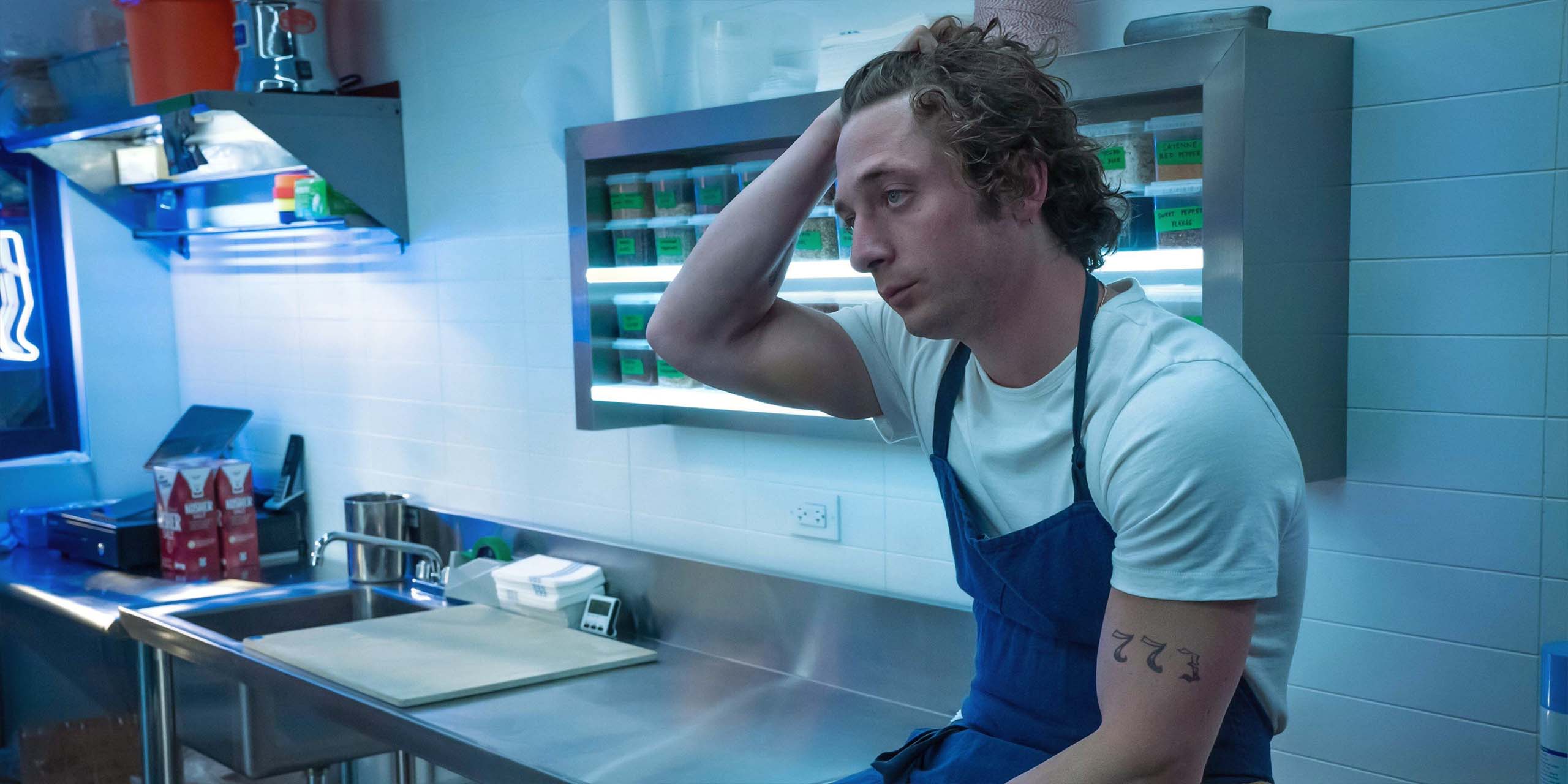 Jeremy Allen White dans une cuisine dans la saison 5 de The Bear.