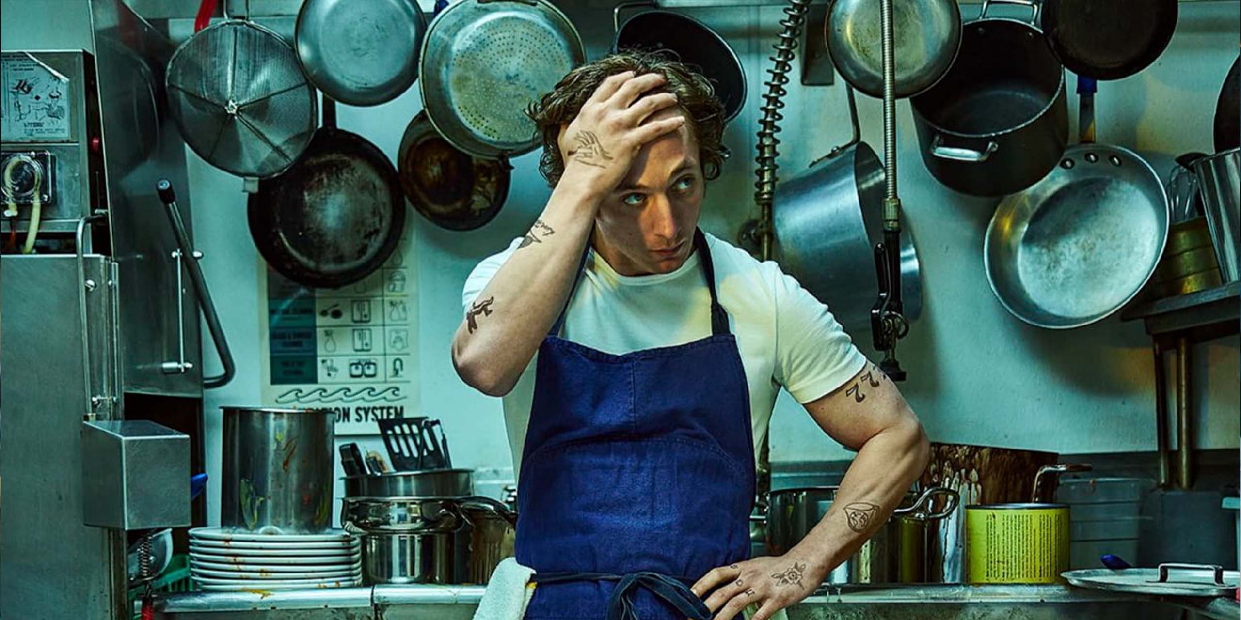 Jeremy Allen White dans une cuisine dans la série The Bear.