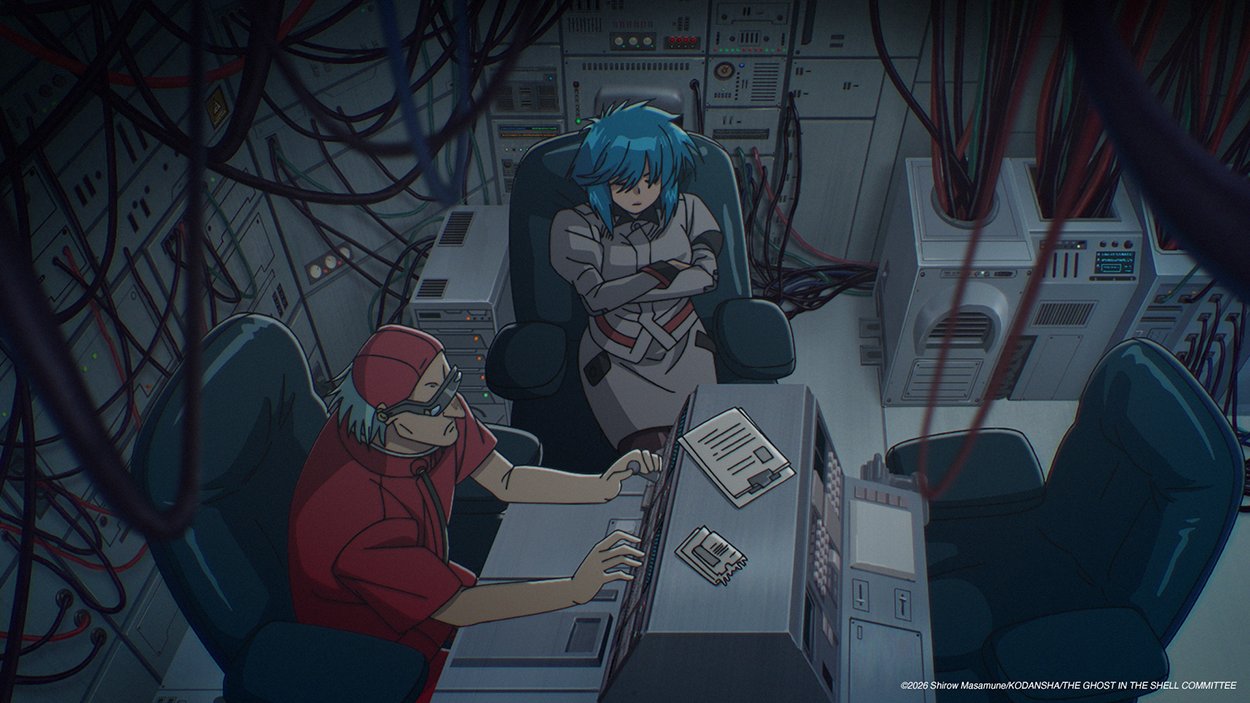 Motoko Kusanagi observe le comportement des Fuchikomas