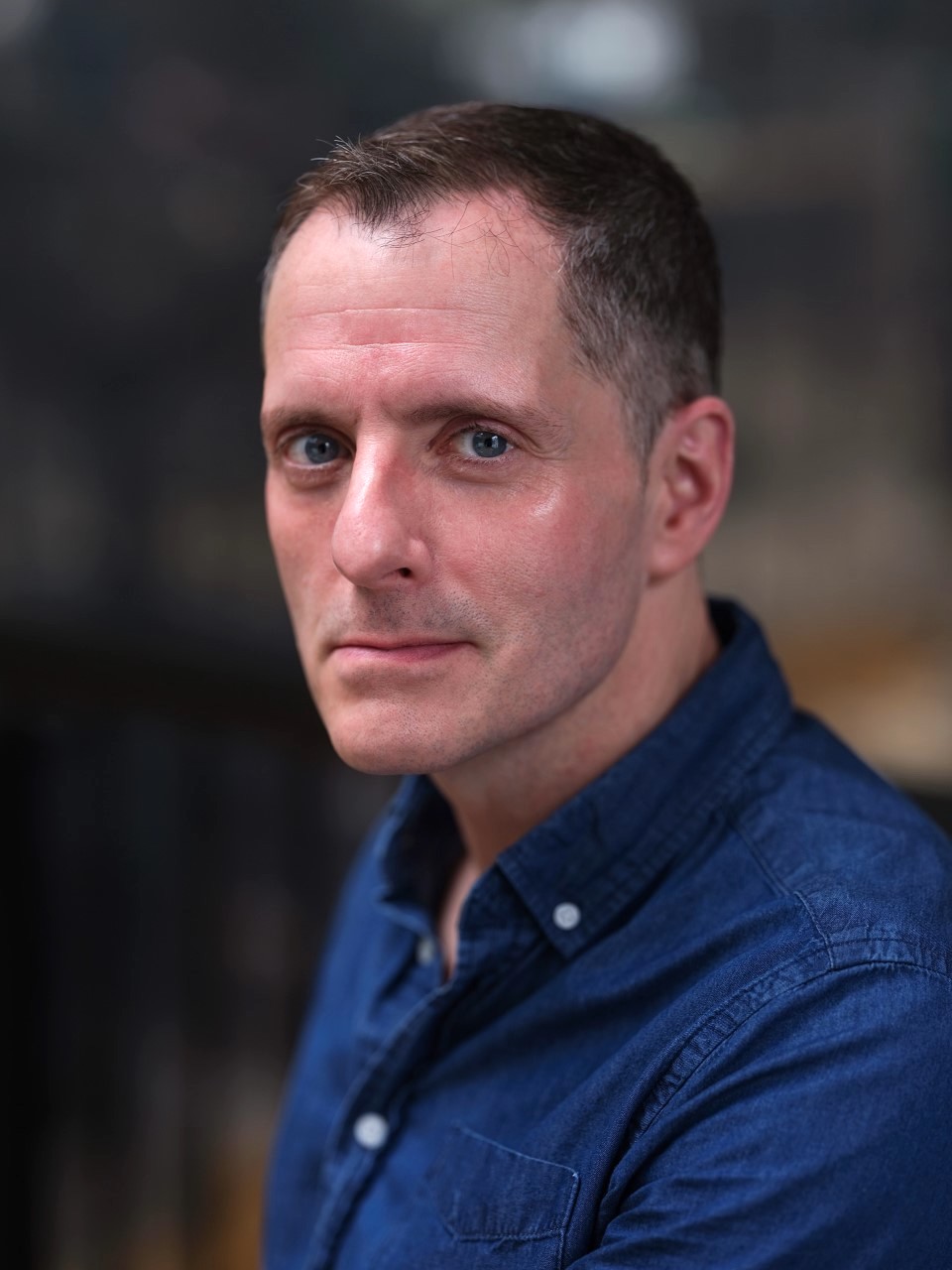 Le scénariste Allan Heinberg, chargé d'écrire le pilote de la série Mr. Terrific