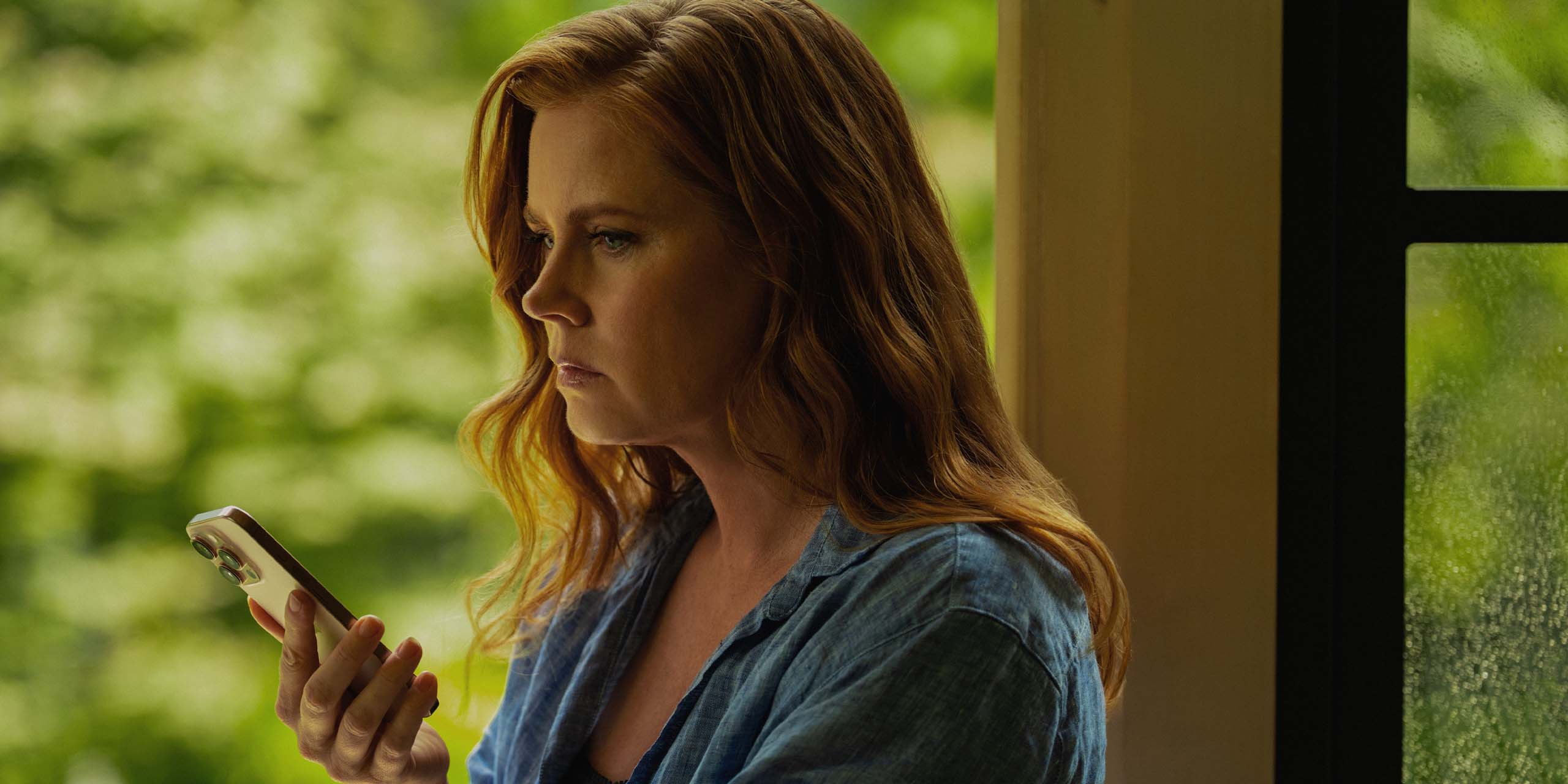 Anna Bowden (Amy Adams) au téléphone dans Cape Fear.