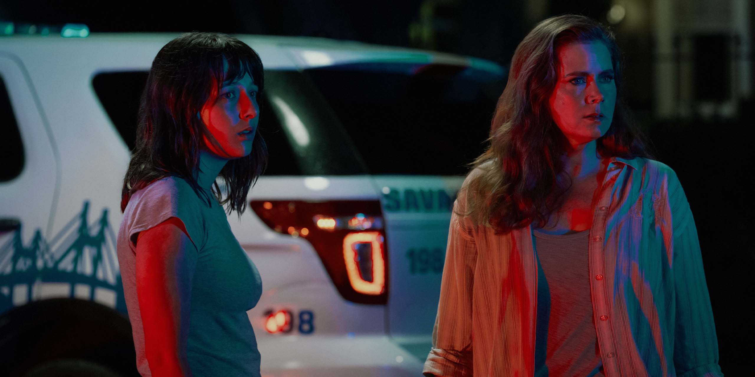 Natalie Bowden (Lily Collias) et Anna Bowden (Amy Adams) dans Cape Fear - Les Nerfs à vif.