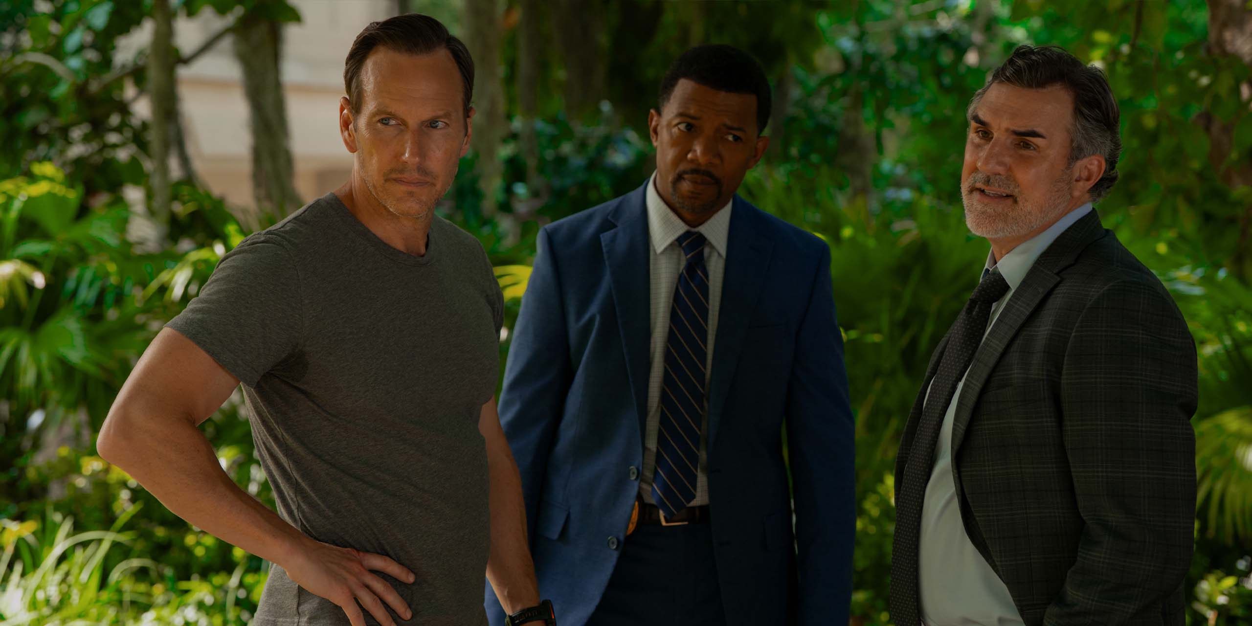 Tom Bowden (Patrick Wilson) inquiet avec des agents de police dans Cape Fear - Les Nerfs à vif.