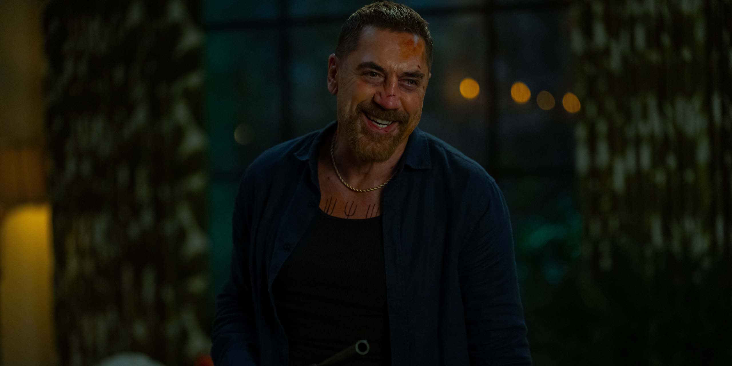 Max Cady (Javier Bardem) blessé et armé d'un fusil dans Cape Fear.