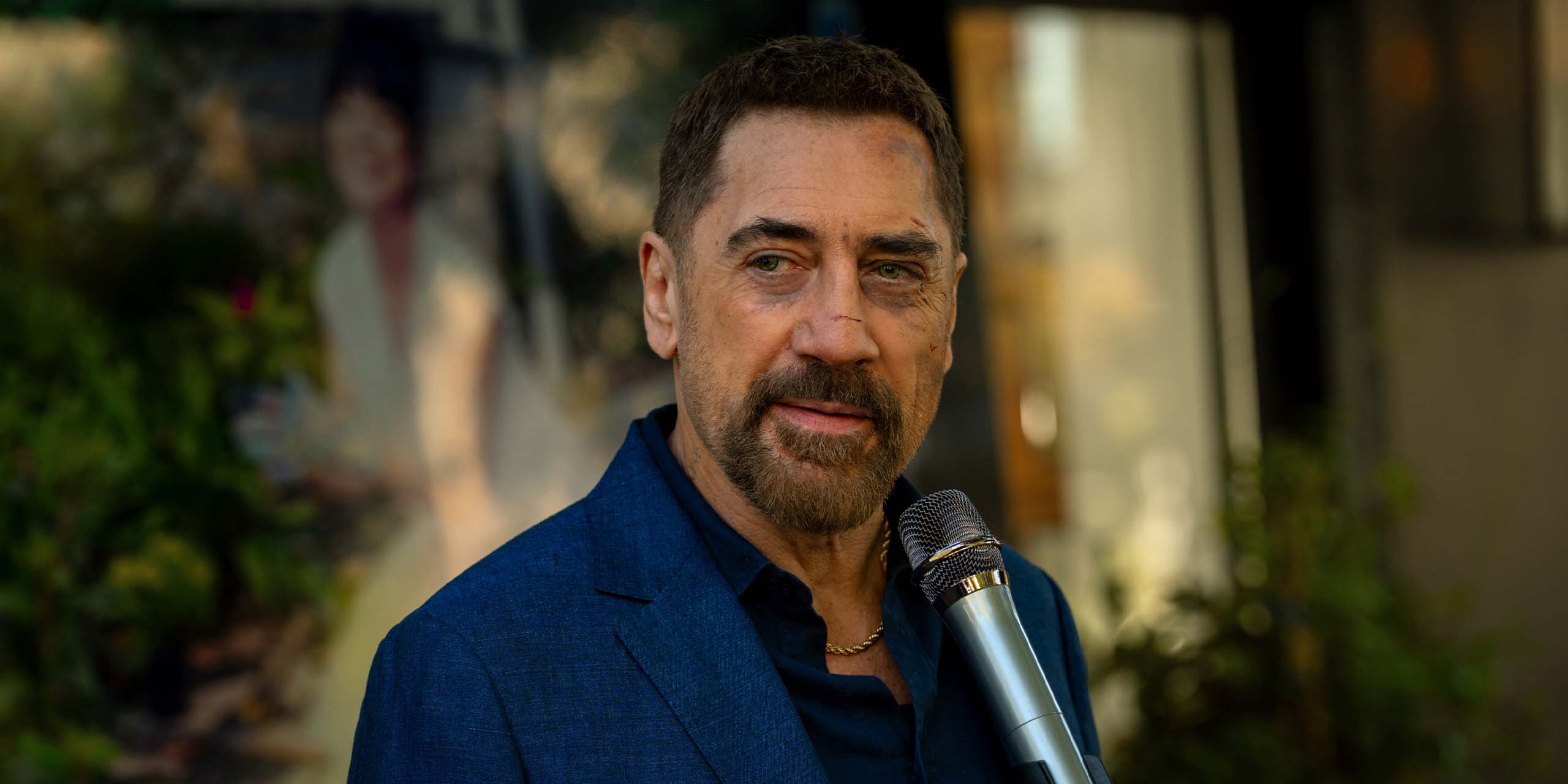 Max Cady (Javier Bardem) tenant micro sur un lit d'hôpital dans Cape Fear.