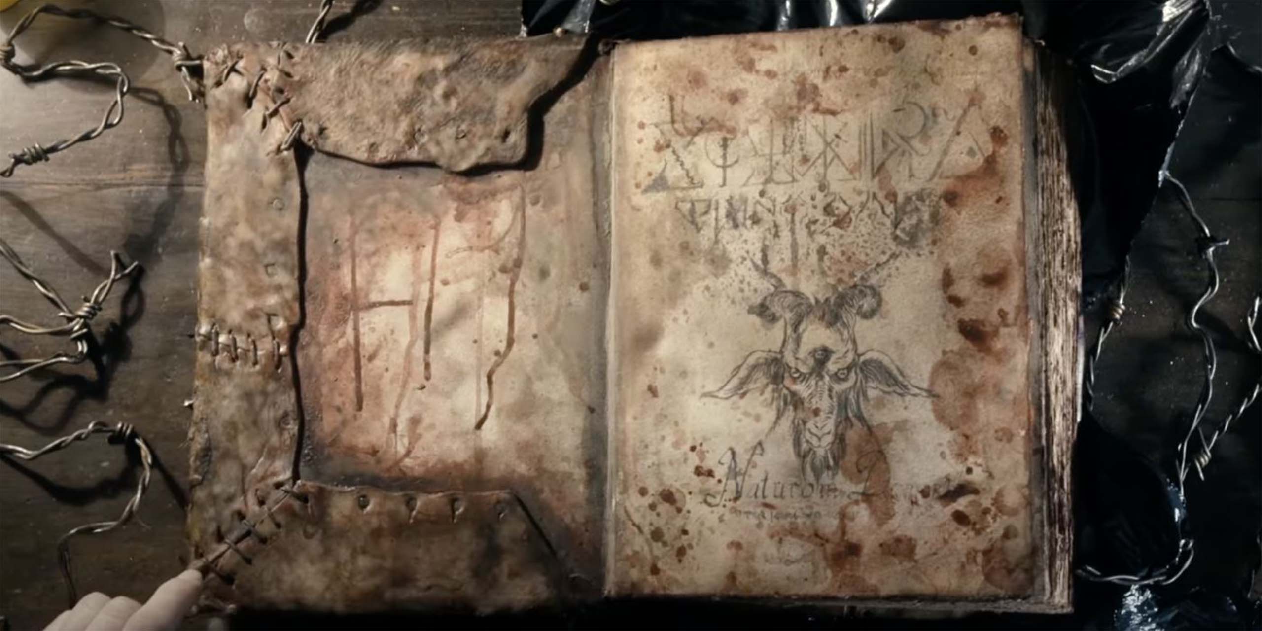 Des pages du Necronomicon dans le remake de Evil Dead (2013).
