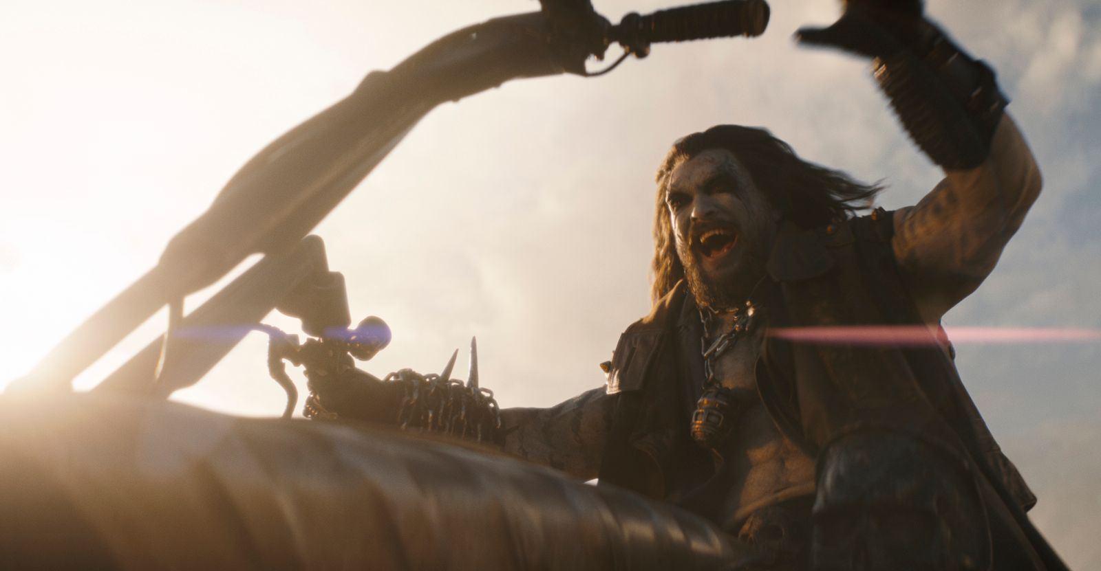 Jason Momoa dans le rôle de Lobo dans le film Supergirl